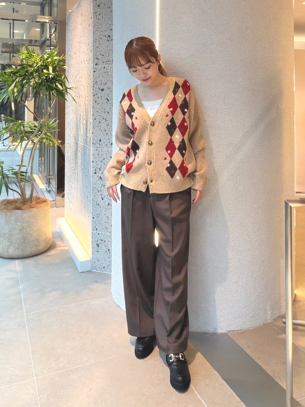 ベージュ系のカーディガン/ボレロ、ブラウン系のその他パンツ、ブラック系のローファーを着用したレディースの秋コーディネートの2枚目の写真