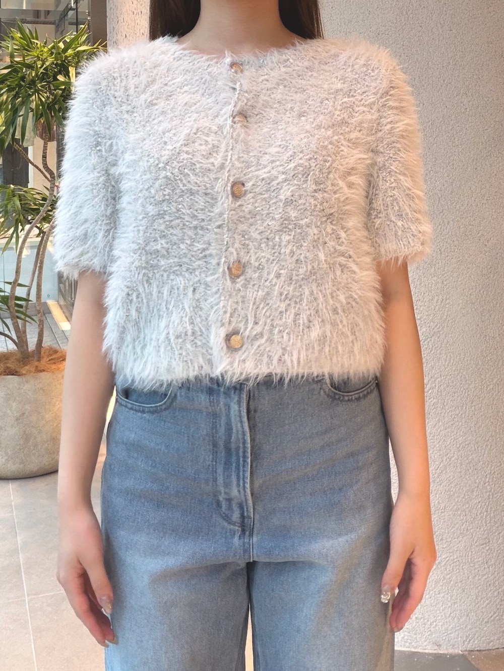 ブルー系のカーディガン/ボレロ、ブルー系のデニムパンツ、ブラウン系のブーツを着用したレディースの秋コーディネートの8枚目の写真