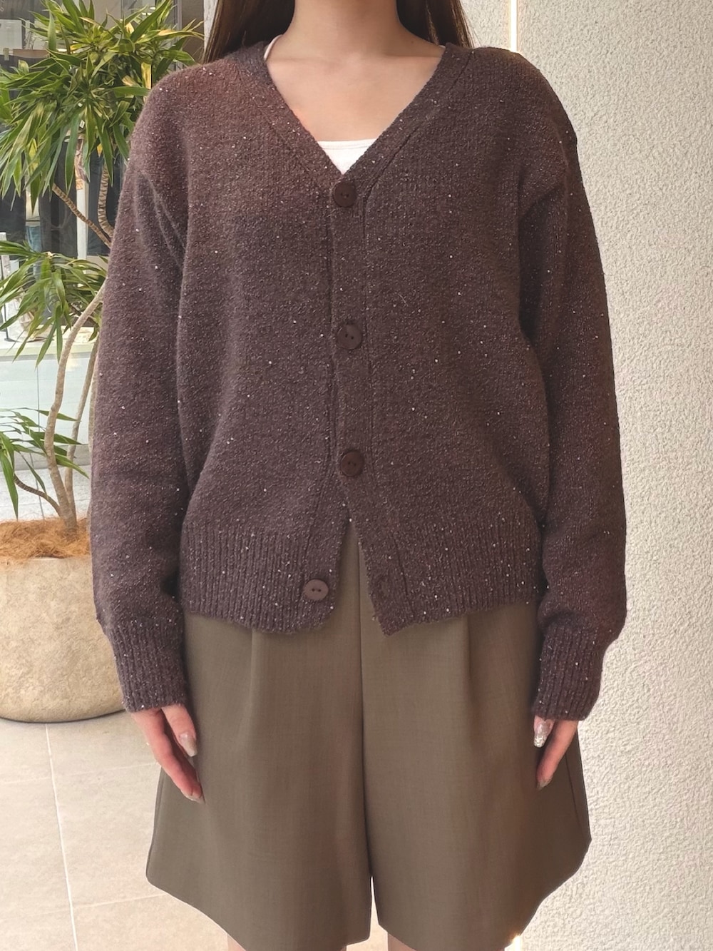 ブラウン系のカーディガン/ボレロ、ブラウン系のその他パンツ、ブラック系のブーツを着用したレディースの秋コーディネートの9枚目の写真