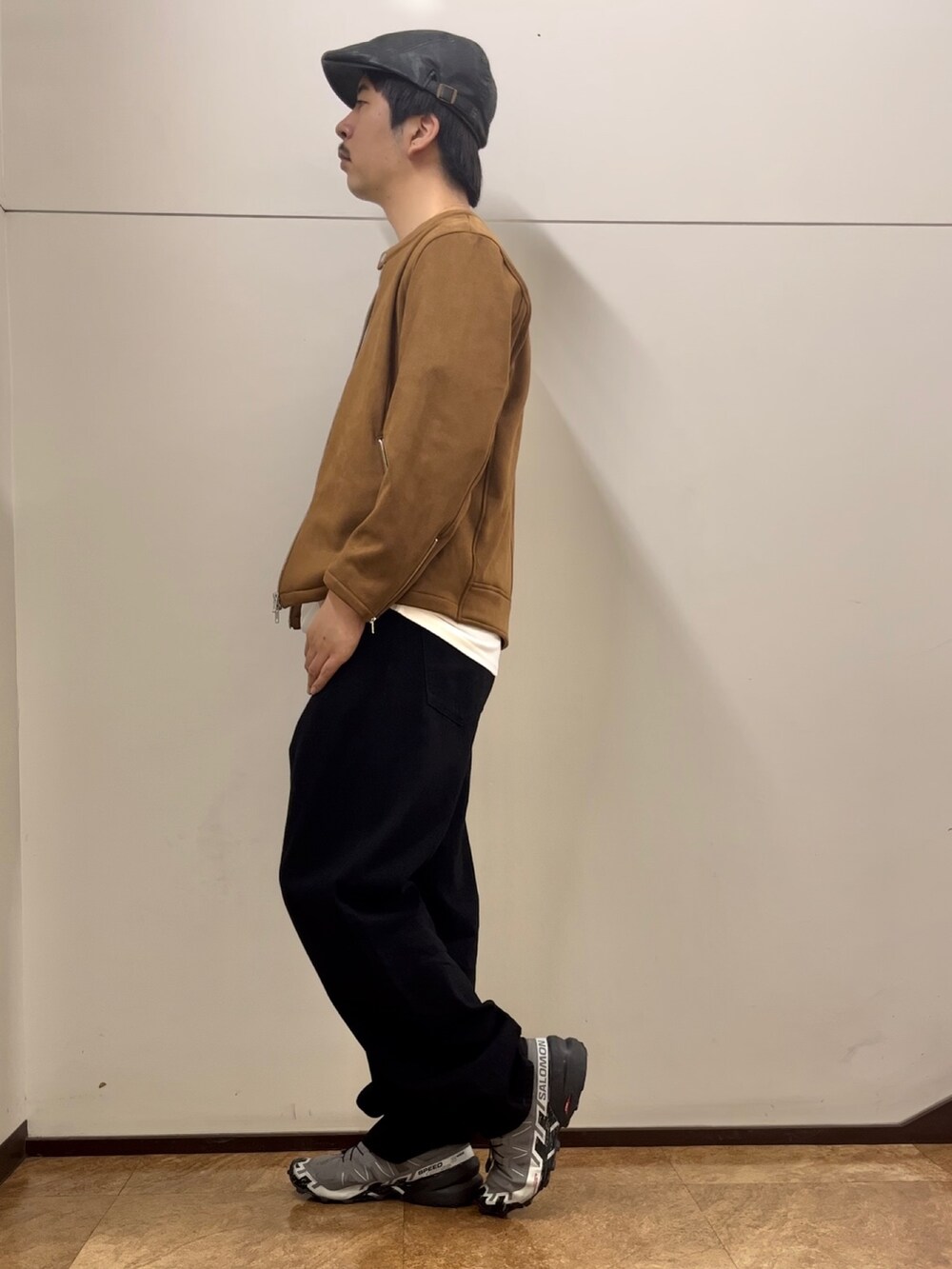 「ITEMS URBANRESEARCHの裏フリース F.S. シングル ライダース（ライダースジャケット、ブラウン系）」を使った、倉見　優良さん（メンズ・175cm）の秋コーディネートの2枚目の写真