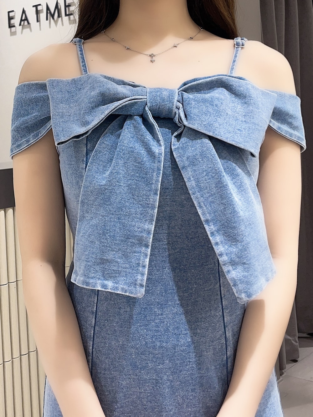 ブルー系のワンピース、ブラック系のサンダルを着用したレディースの春コーディネートの4枚目の写真