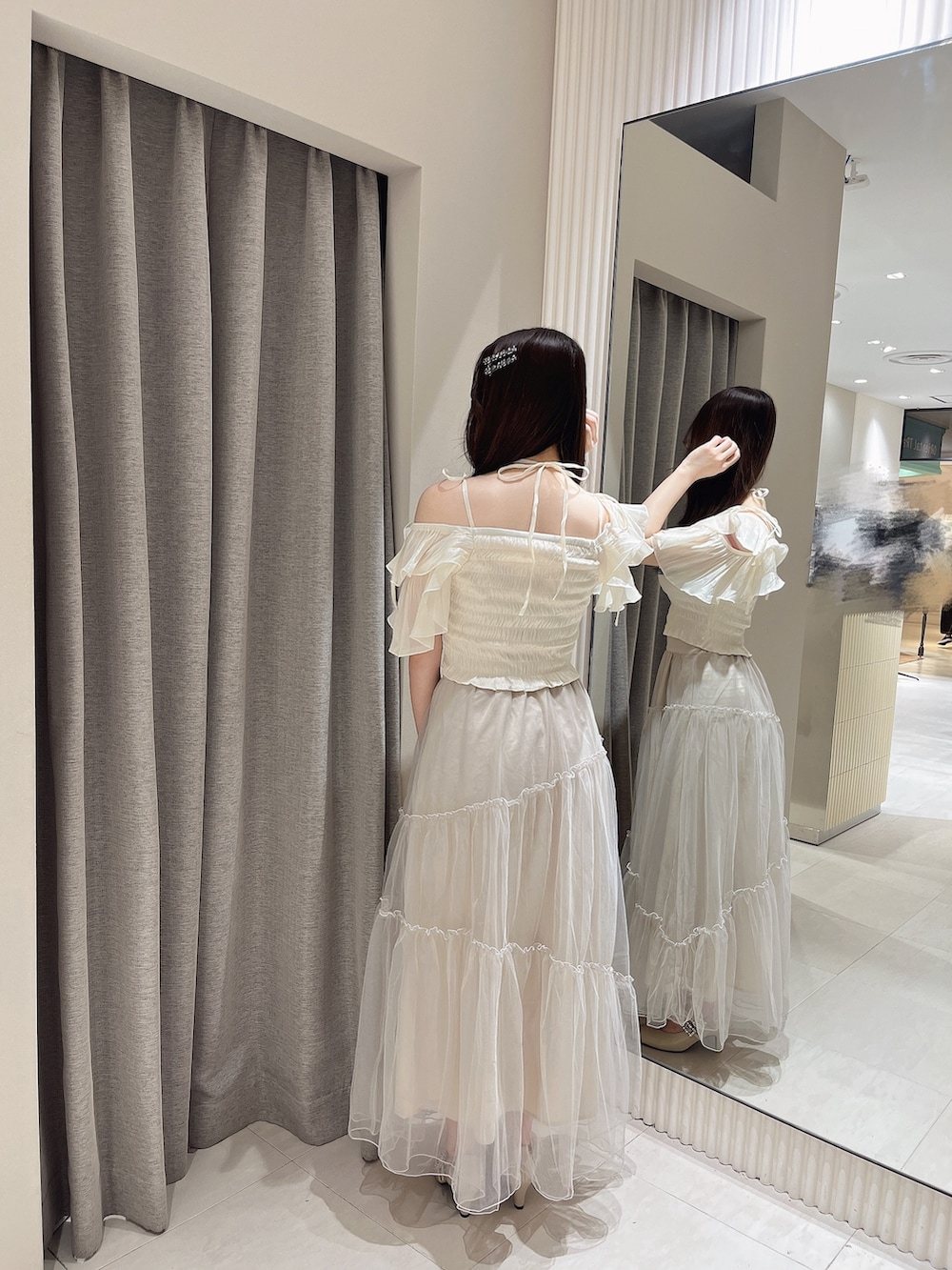 ホワイト系のTシャツ/カットソー、ベージュ系のスカート、ベージュ系のパンプスを着用したレディースの夏コーディネートの3枚目の写真