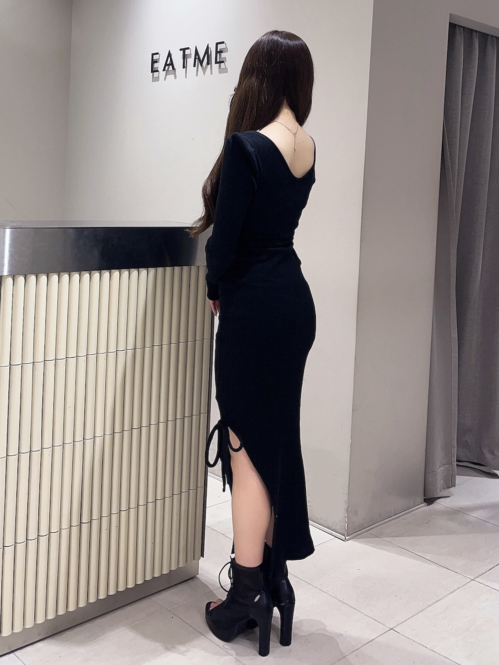 ブラック系のワンピース、ブラック系のサンダルを着用したレディースの春コーディネートの2枚目の写真