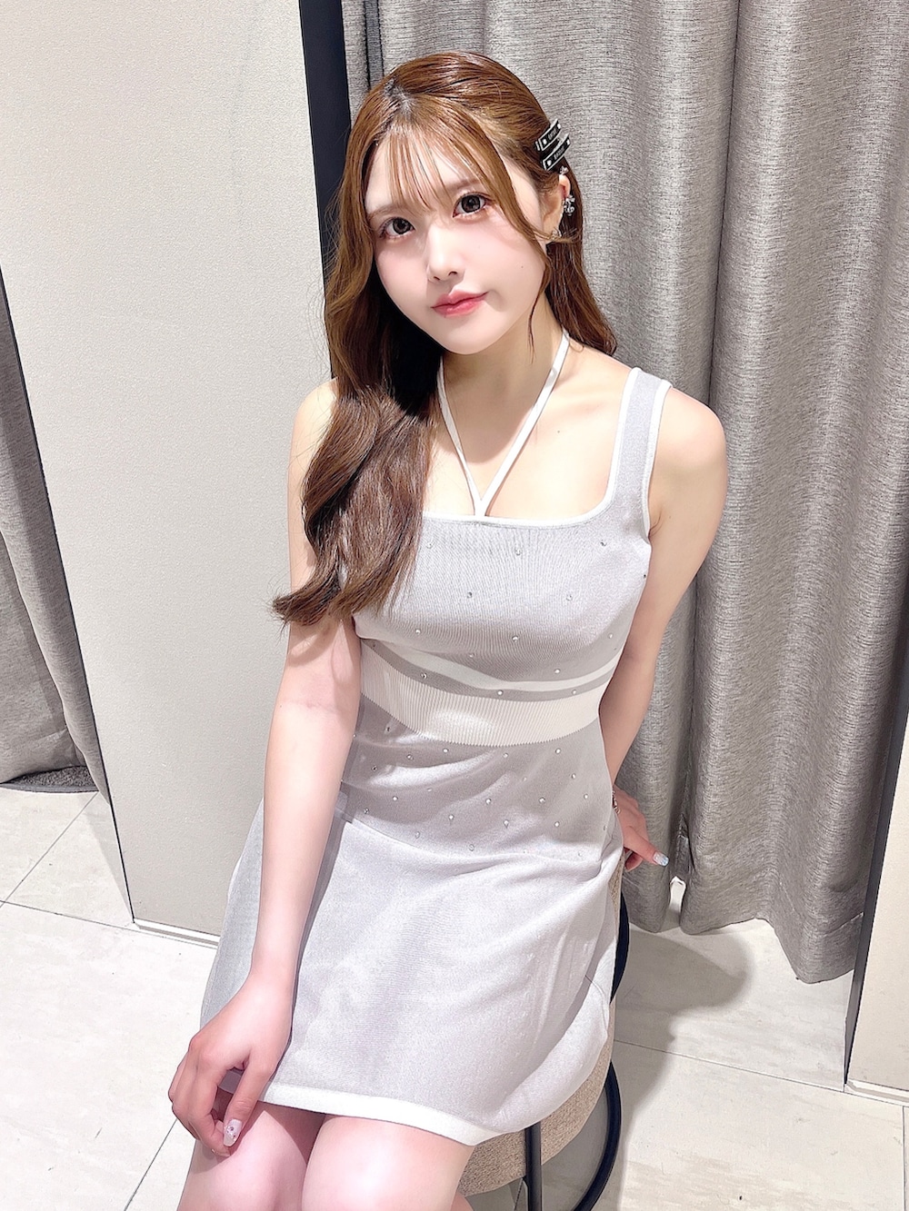 グレー系のワンピース、ブラック系のパンプス、ブラック系のヘアピンを着用したレディースの夏コーディネートの2枚目の写真