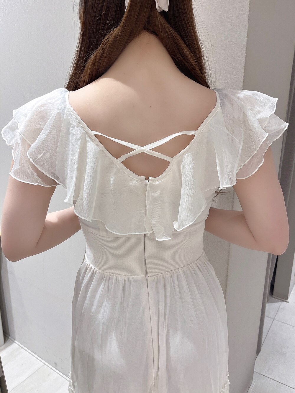 ホワイト系のワンピース、ホワイト系のサンダルを着用したレディースの夏コーディネートの7枚目の写真