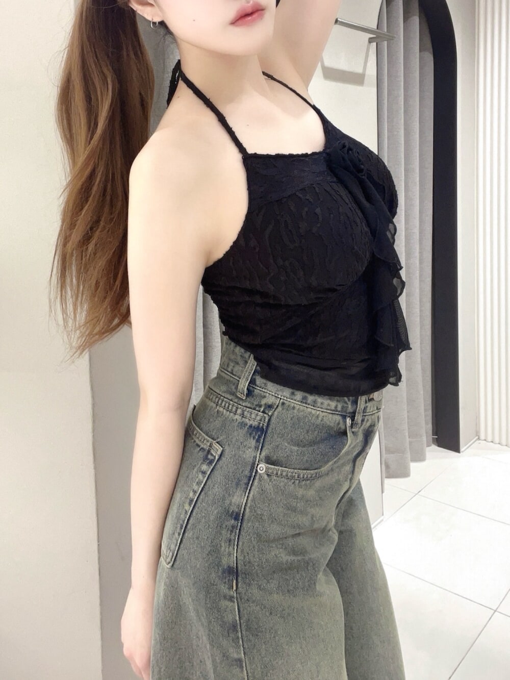 ブラック系のサンダル、ブラック系のキャミソール、ブルー系のデニムパンツを着用したレディースの夏コーディネートの5枚目の写真