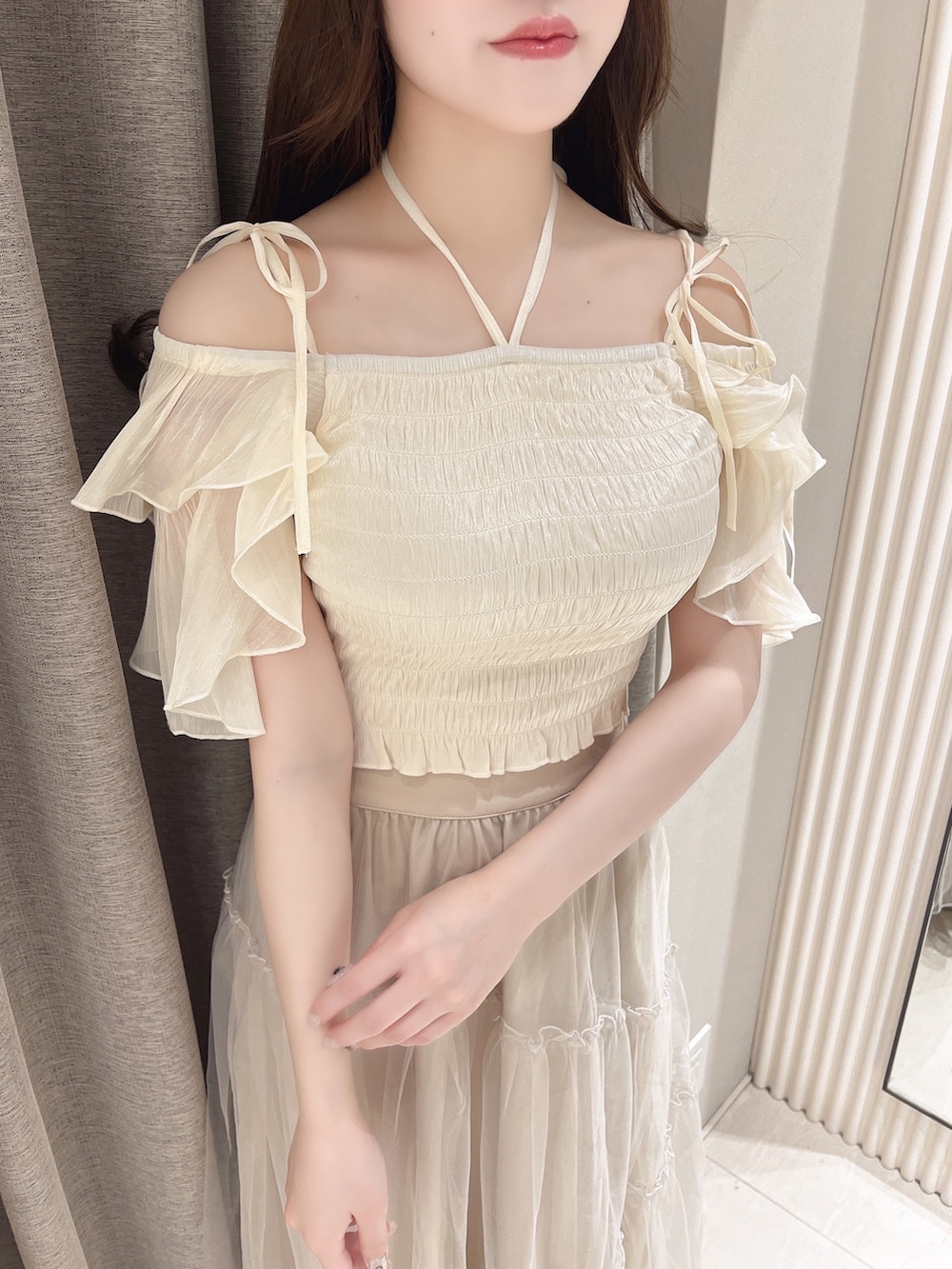 ホワイト系のTシャツ/カットソー、ベージュ系のスカート、ベージュ系のパンプスを着用したレディースの夏コーディネートの5枚目の写真