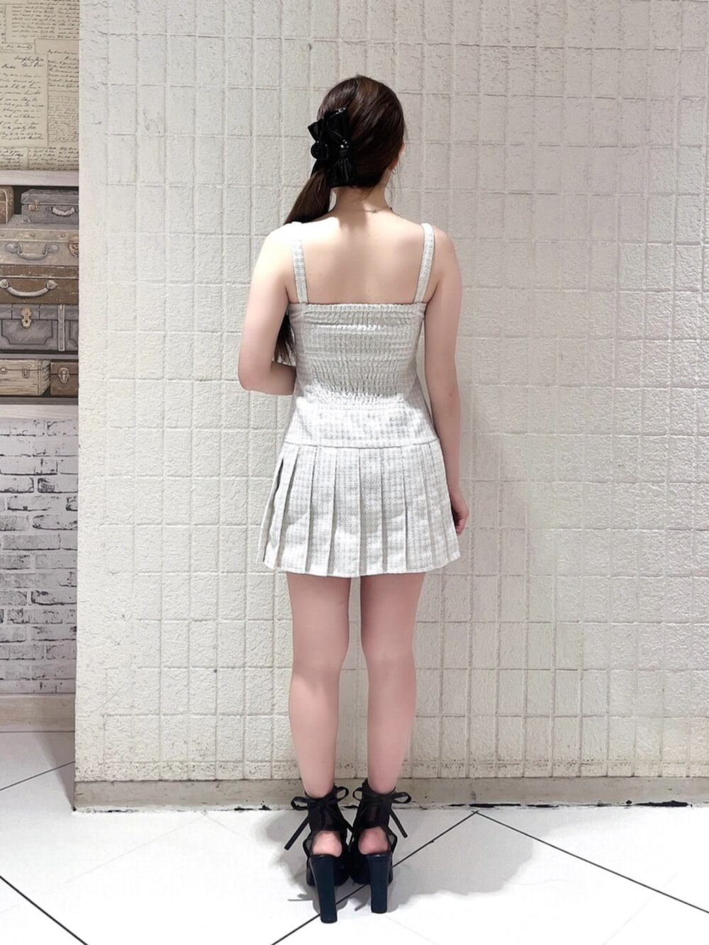 ブラック系のサンダル、ホワイト系のワンピース、ブラック系のバレッタ/ヘアクリップを着用したレディースの夏コーディネートの3枚目の写真