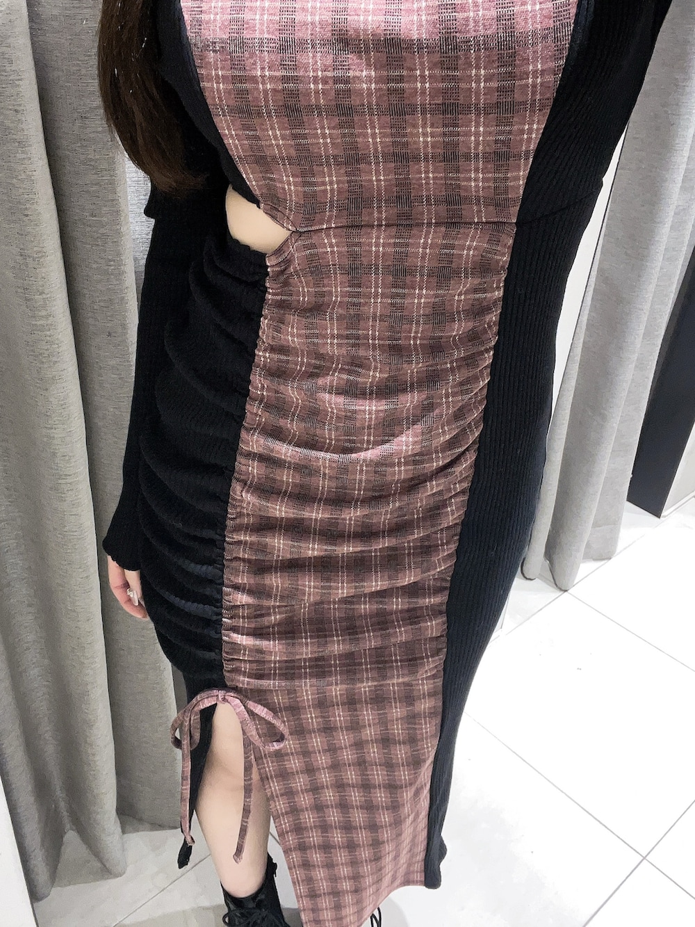 その他のワンピース、ブラック系のブーツ、ゴールド系のバレッタ/ヘアクリップを着用したレディースの冬コーディネートの5枚目の写真