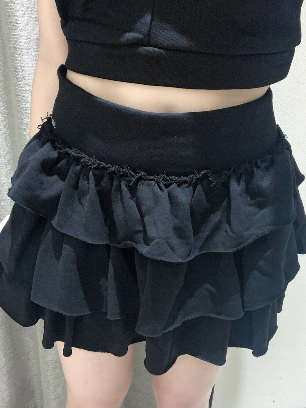 ホワイト系のスニーカー、ブラック系のキャミソール、ブラック系のスカートを着用したレディースの夏コーディネートの5枚目の写真