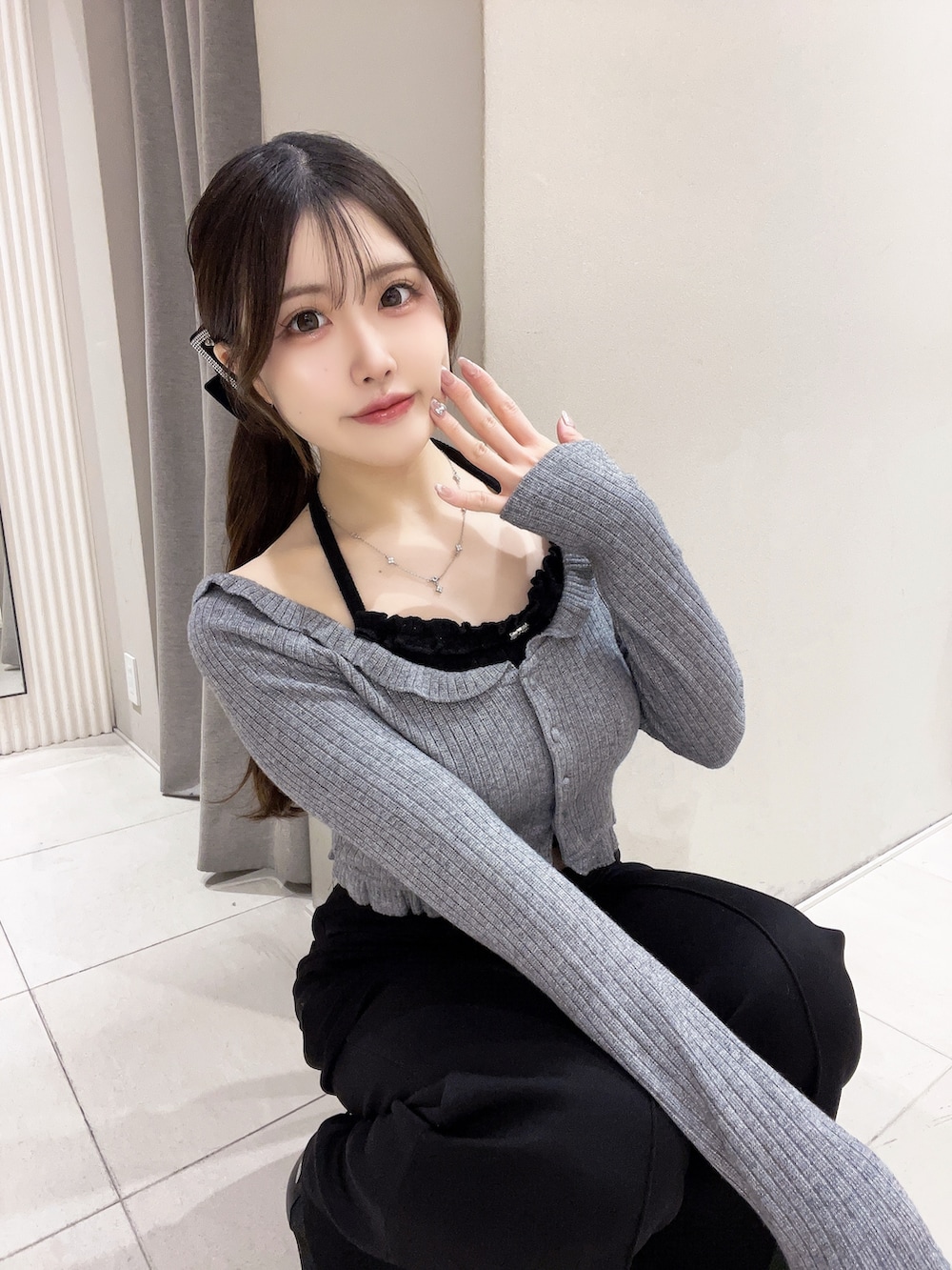 グレー系のTシャツ/カットソー、ブラック系のその他パンツ、ブラック系のブーツを着用したレディースの冬コーディネートの5枚目の写真