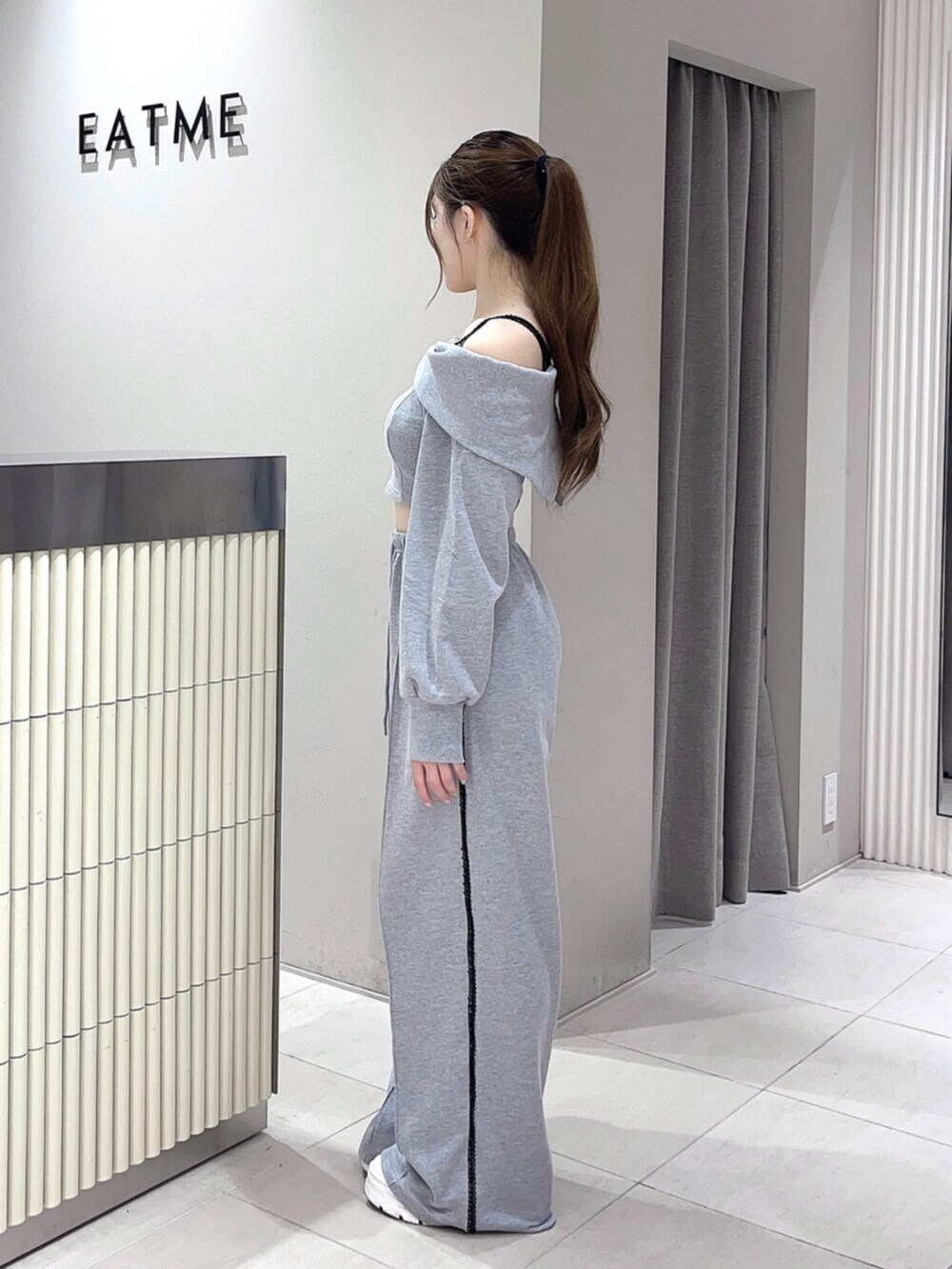 グレー系のTシャツ/カットソー、グレー系のスウェットパンツ、ホワイト系のスニーカーを着用したレディースの夏コーディネートの3枚目の写真