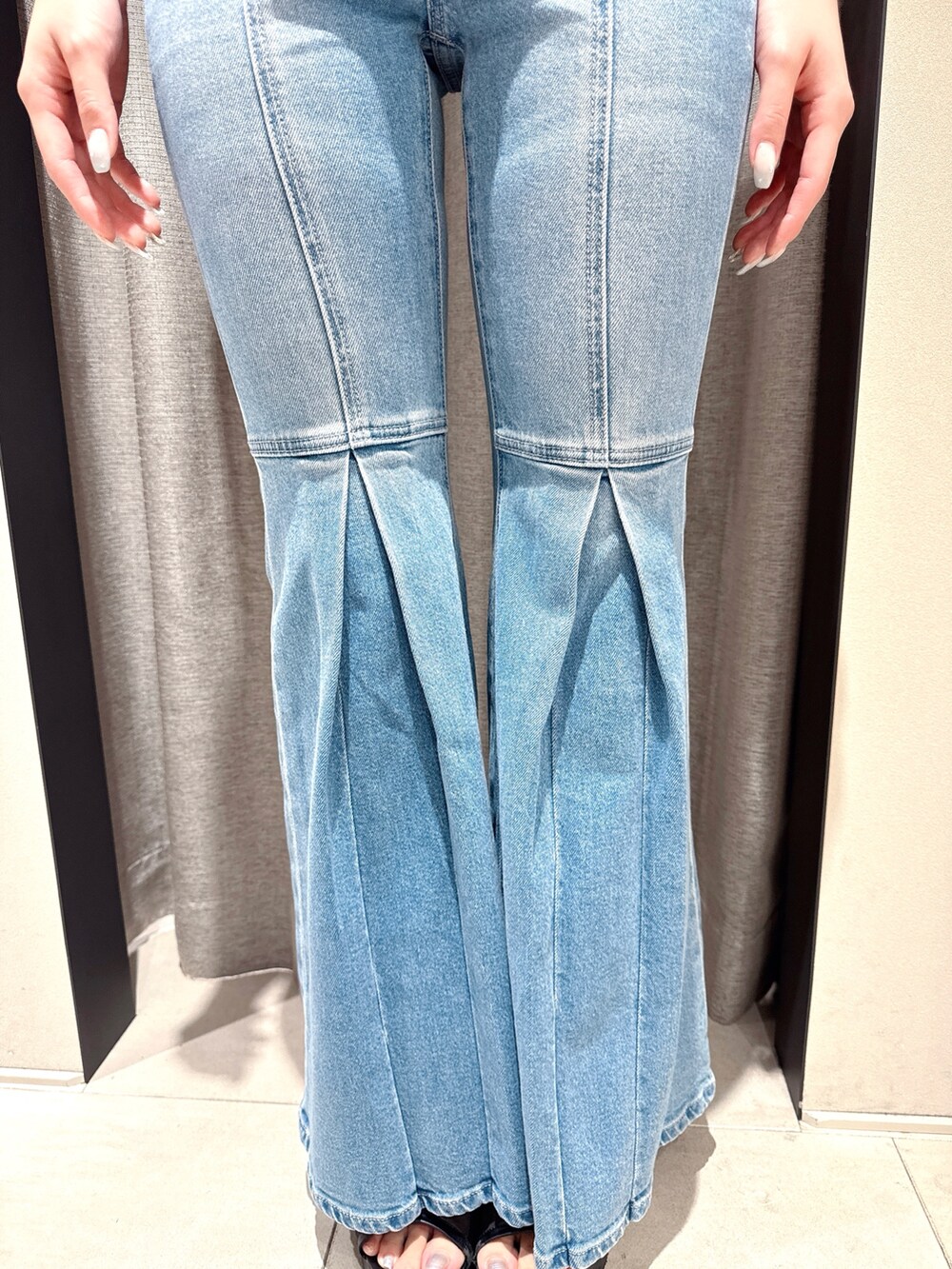 ブラック系のその他トップス、ブラック系のデニムパンツ、ブラック系のサンダルを着用したレディースの夏コーディネートの5枚目の写真