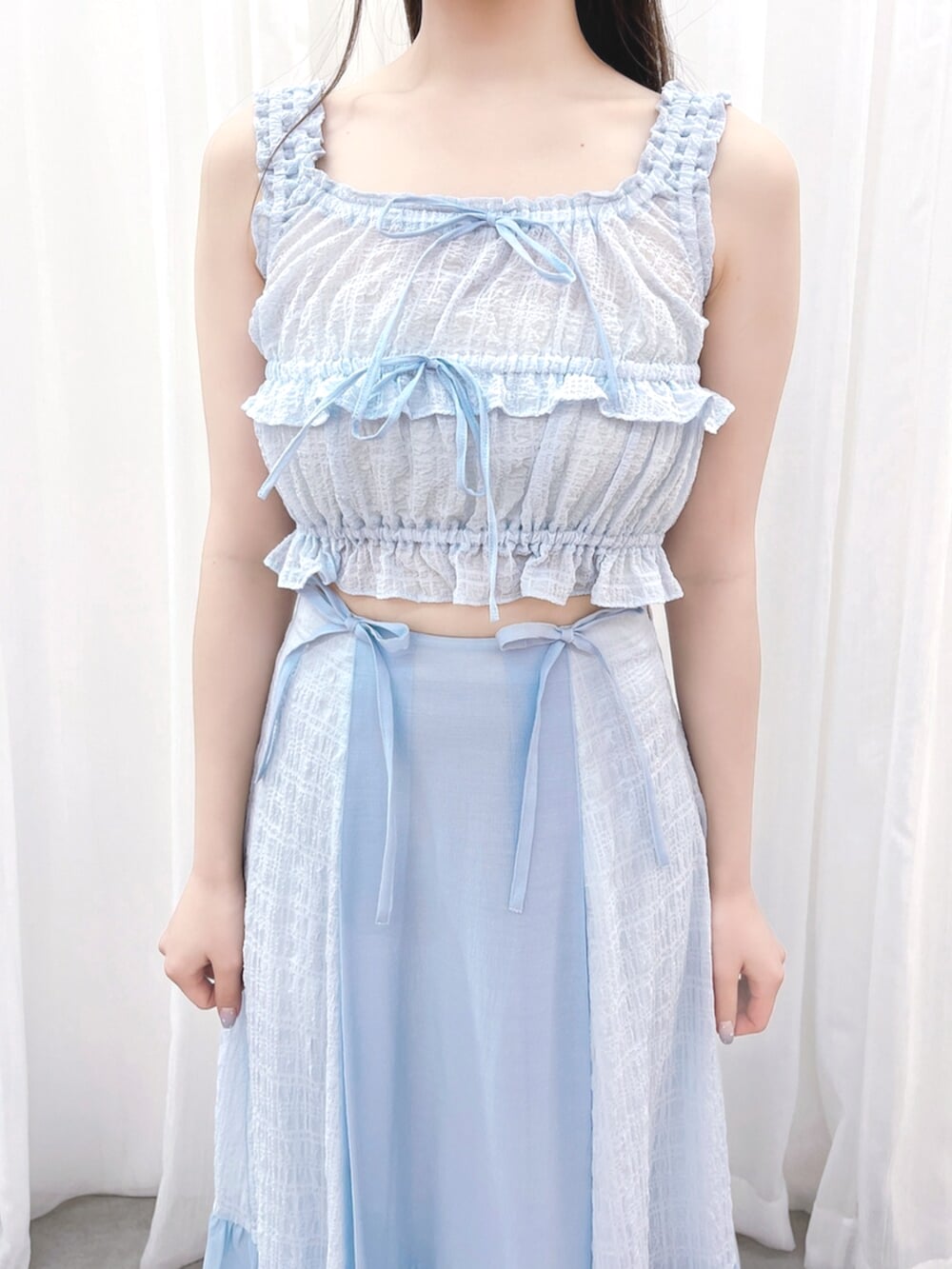 ブラック系のサンダル、ブルー系のキャミソール、ブルー系のスカートを着用したレディースの夏コーディネートの4枚目の写真