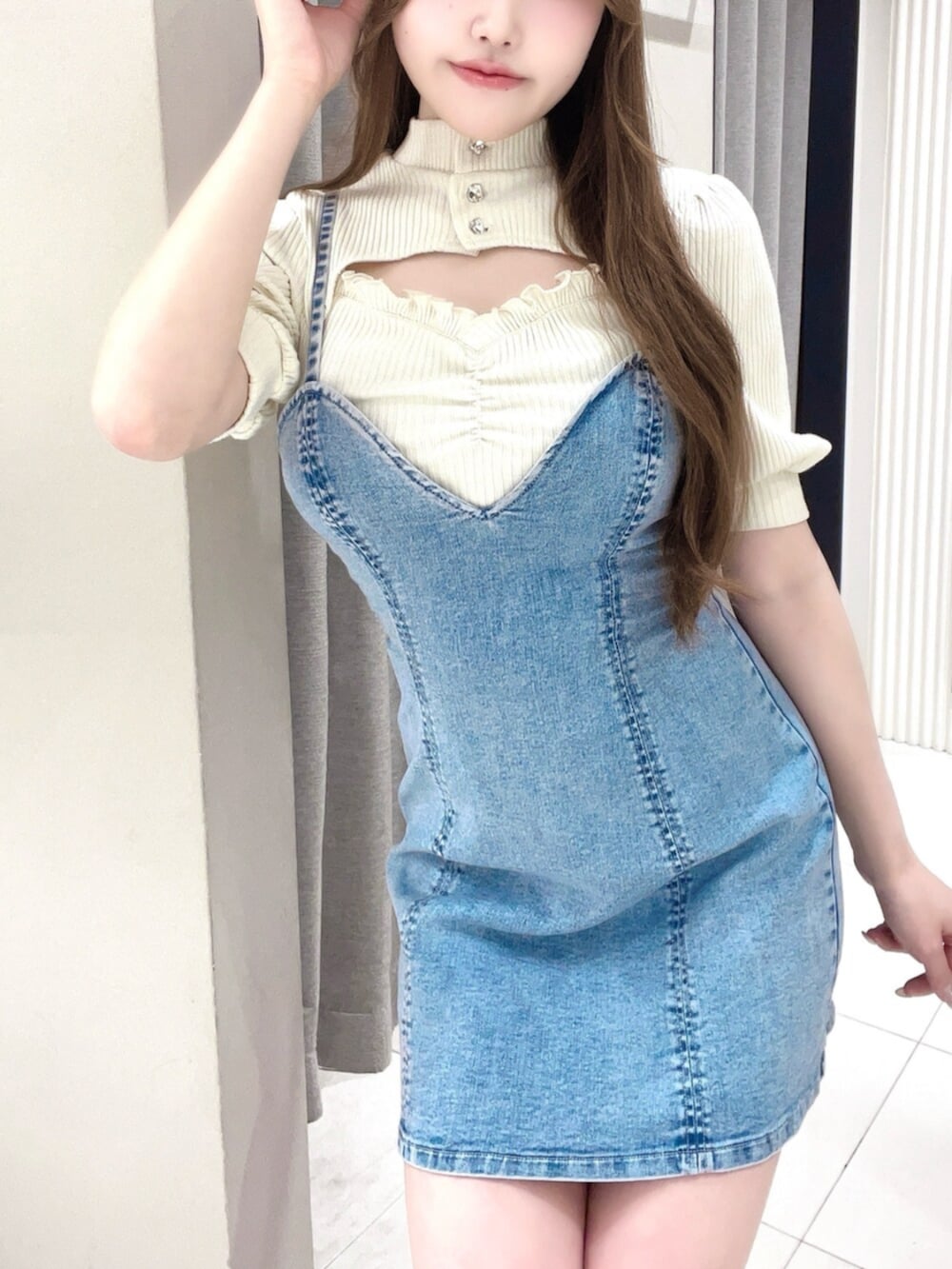 ホワイト系のTシャツ/カットソー、ブルー系のワンピース、ブラック系のサンダルを着用したレディースの夏コーディネートの4枚目の写真