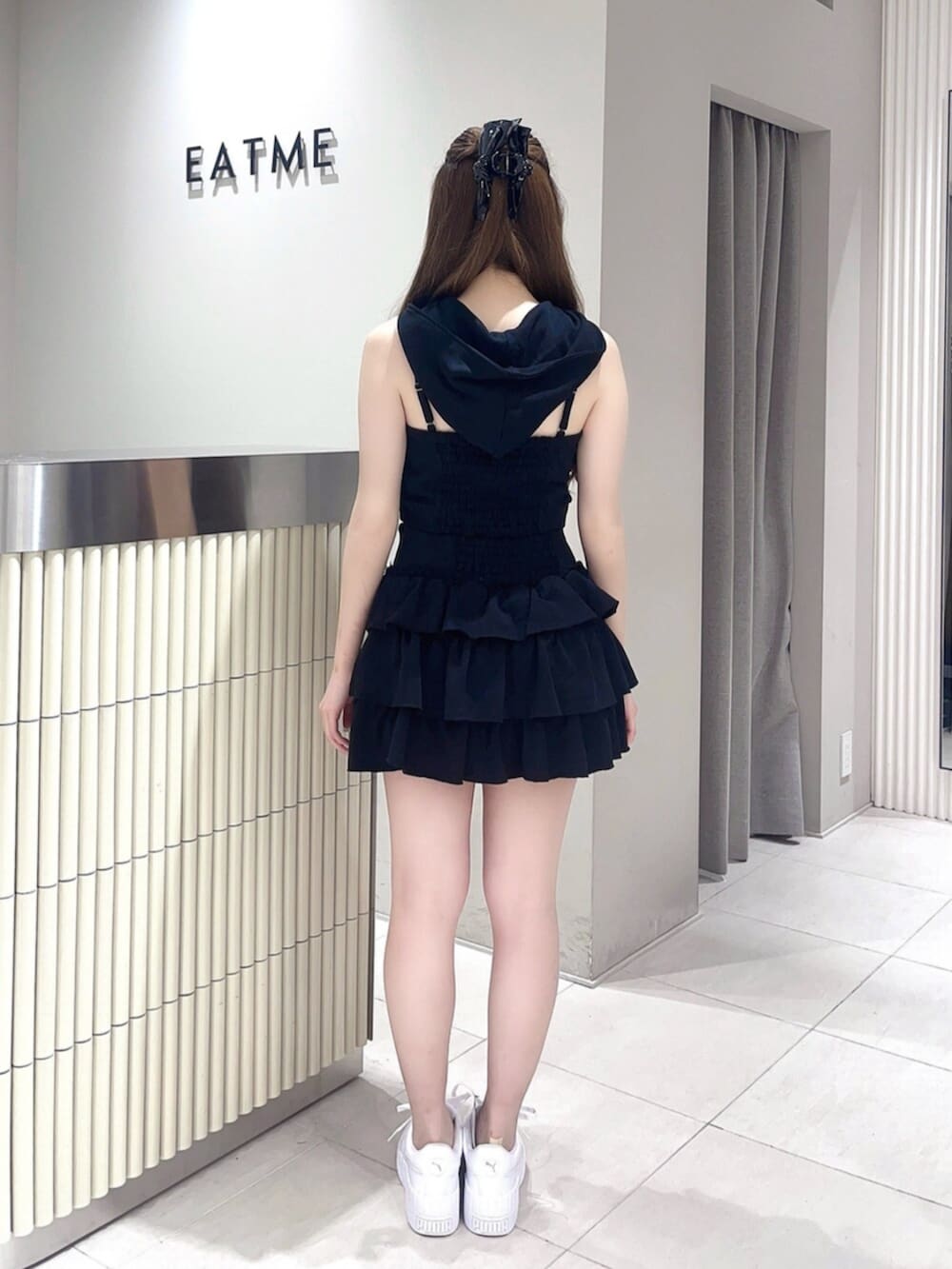 ホワイト系のスニーカー、ブラック系のキャミソール、ブラック系のスカートを着用したレディースの夏コーディネートの3枚目の写真