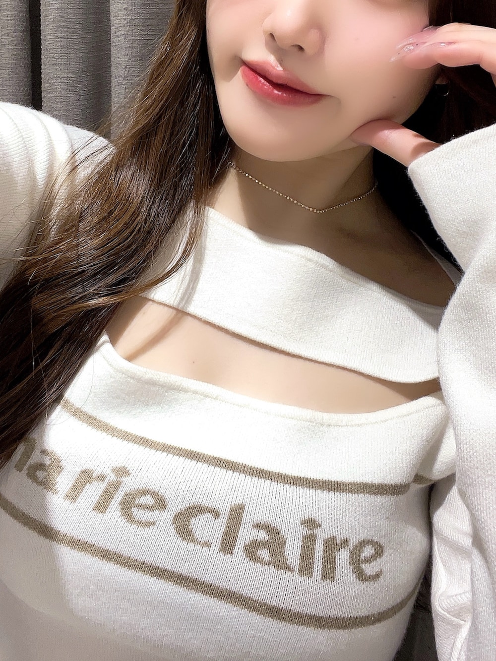 ホワイト系のニット/セーター、ブルー系のデニムパンツ、ホワイト系のブーツを着用したレディースの春コーディネートの5枚目の写真