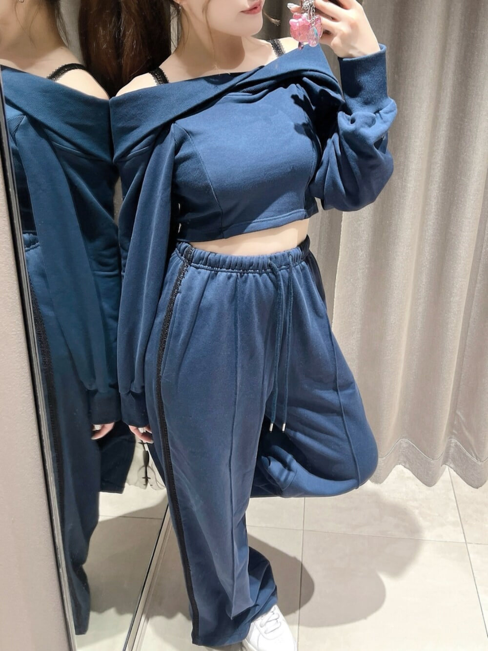 ホワイト系のスニーカー、ブルー系のTシャツ/カットソー、ブルー系のスウェットパンツを着用したレディースの夏コーディネートの5枚目の写真