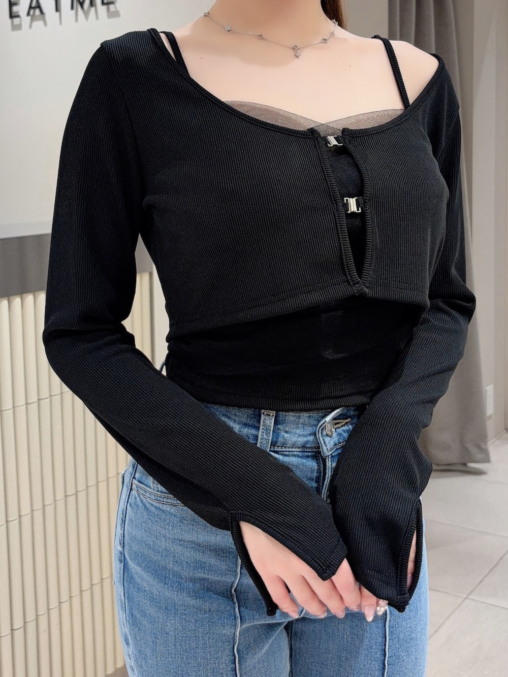 ブラック系のTシャツ/カットソー、ブルー系のデニムパンツ、ブラック系のブーツを着用したレディースの春コーディネートの4枚目の写真