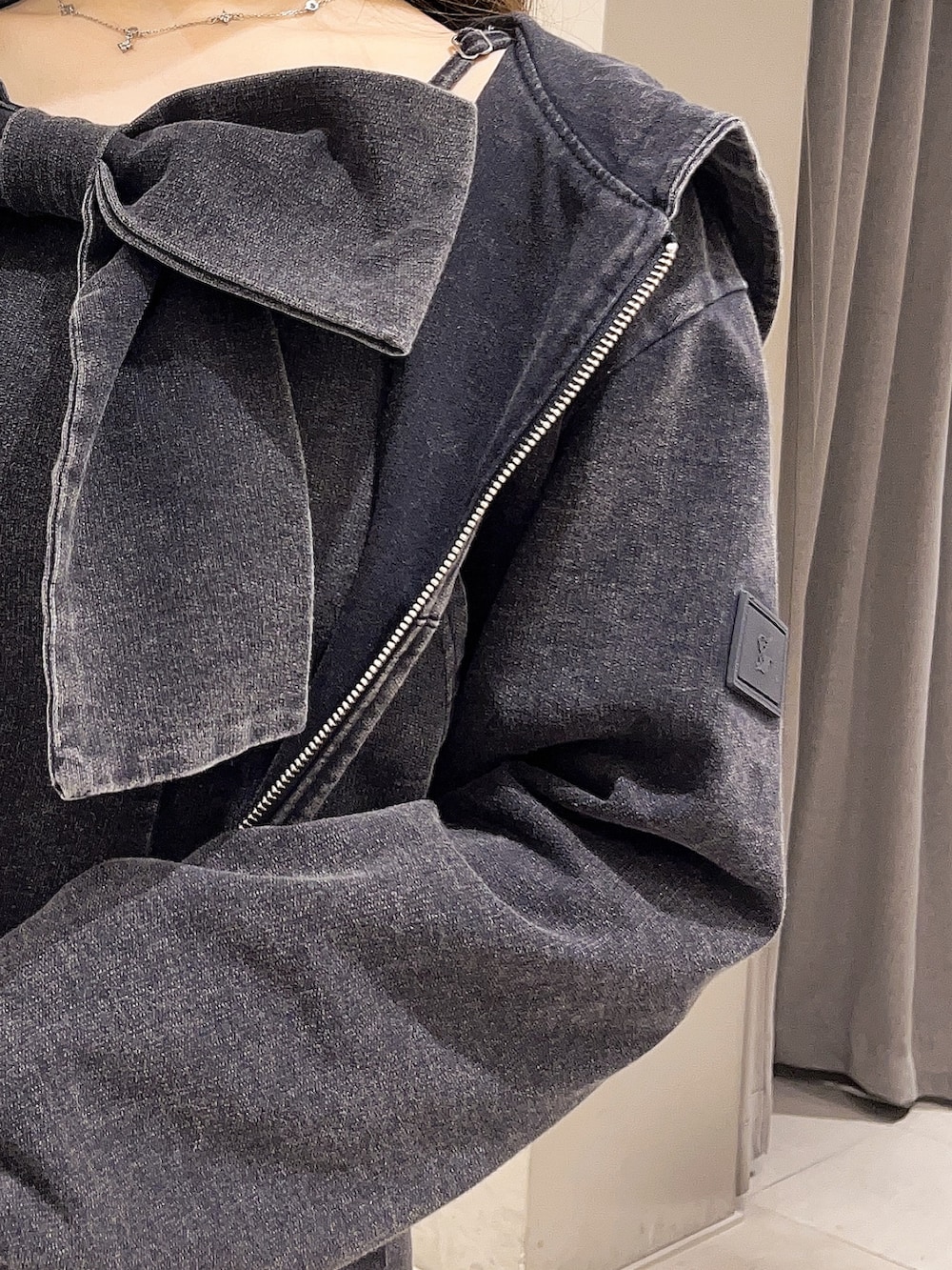 ブラック系のパーカー、ブラック系のワンピース、ブラック系のサンダルを着用したレディースの春コーディネートの5枚目の写真