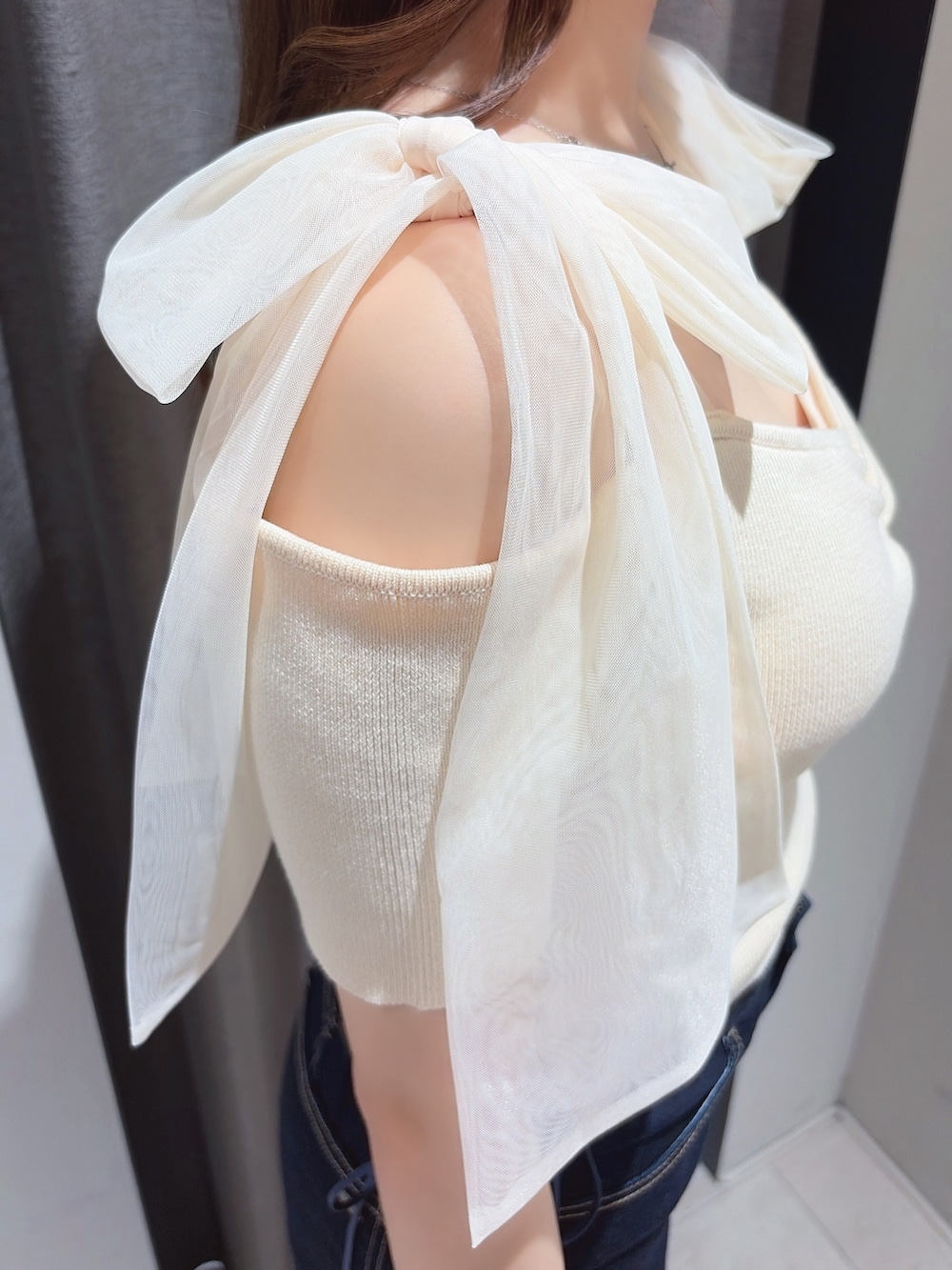 ホワイト系のTシャツ/カットソー、ブルー系のデニムパンツ、ブラック系のサンダルを着用したレディースの春コーディネートの5枚目の写真