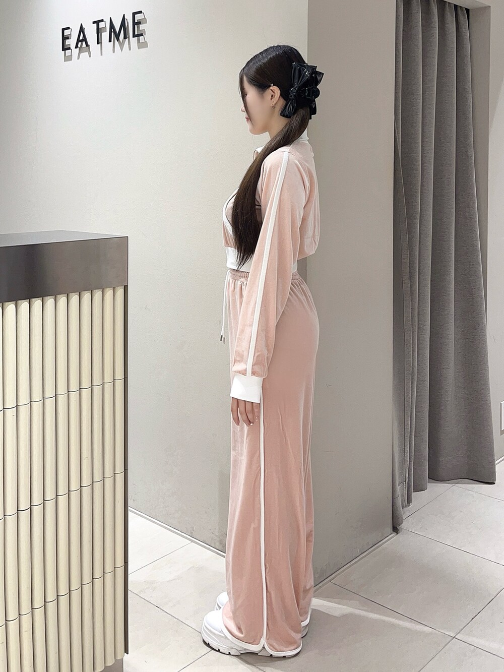 ピンク系のブルゾン、ピンク系のその他パンツ、ブラック系のバレッタ/ヘアクリップを着用したレディースの秋コーディネートの3枚目の写真