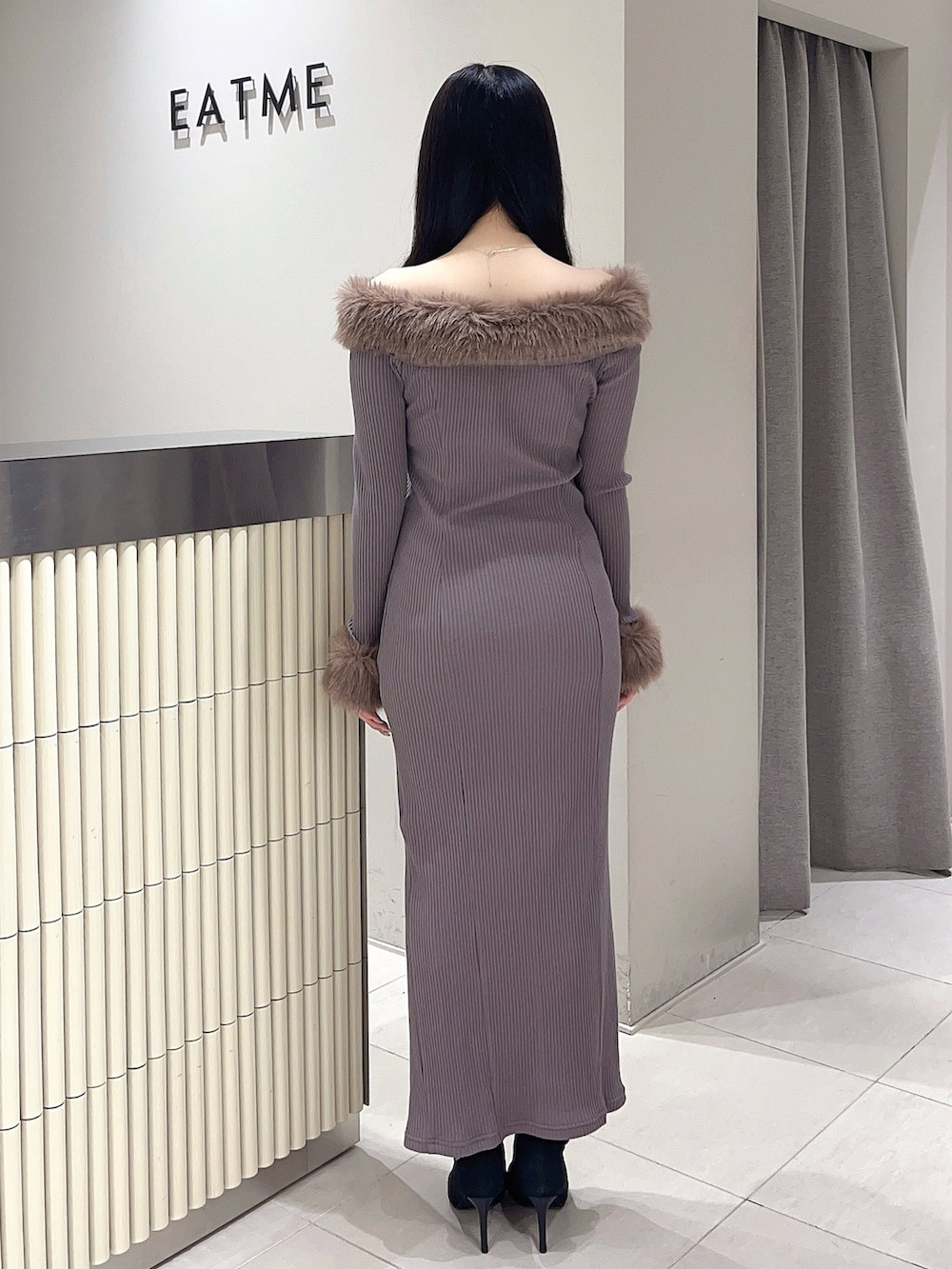 ブラウン系のワンピース、ブラック系のブーツを着用したレディースの秋コーディネートの4枚目の写真