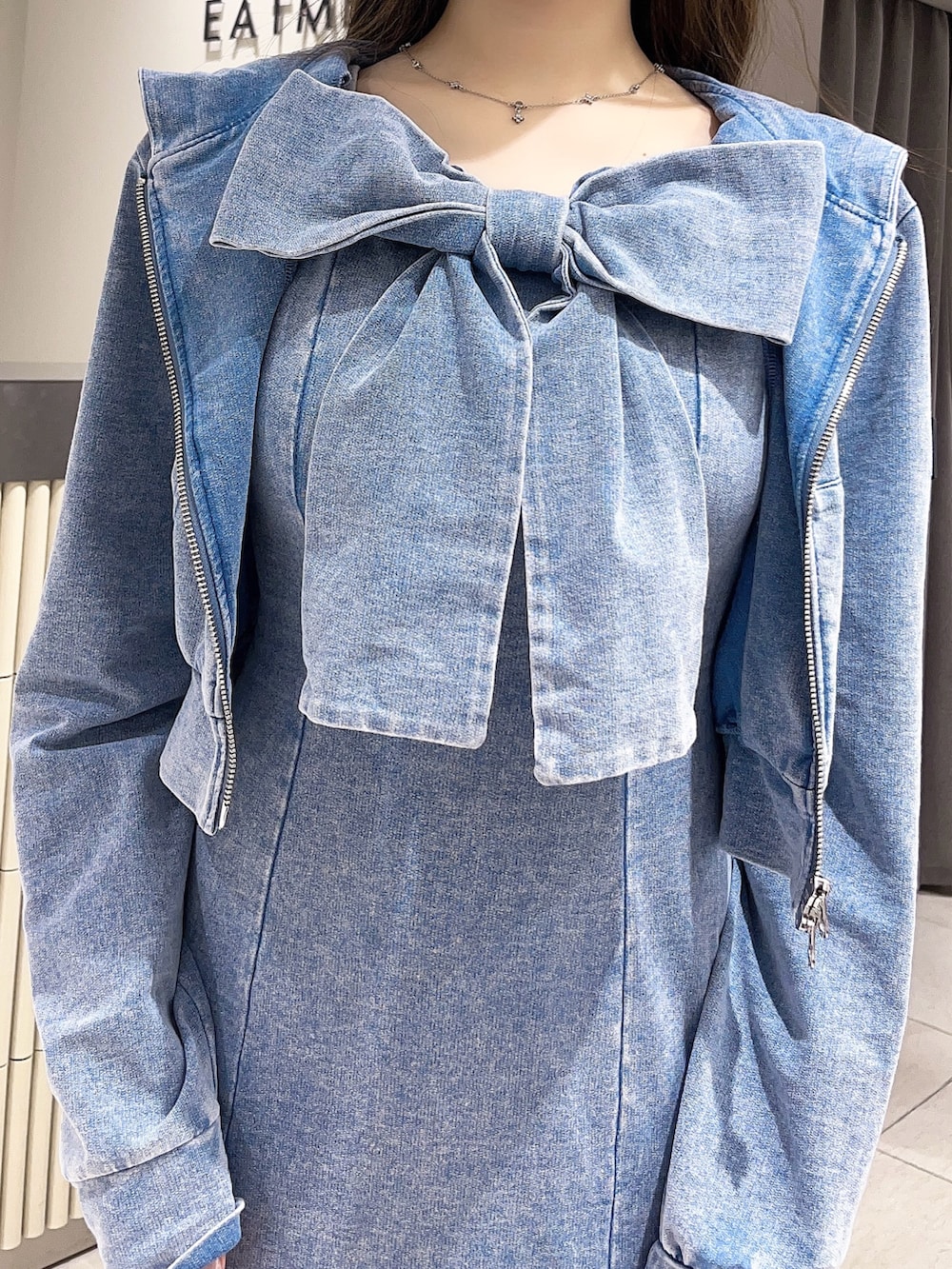 ブルー系のパーカー、ブルー系のワンピース、ブラック系のサンダルを着用したレディースの春コーディネートの4枚目の写真