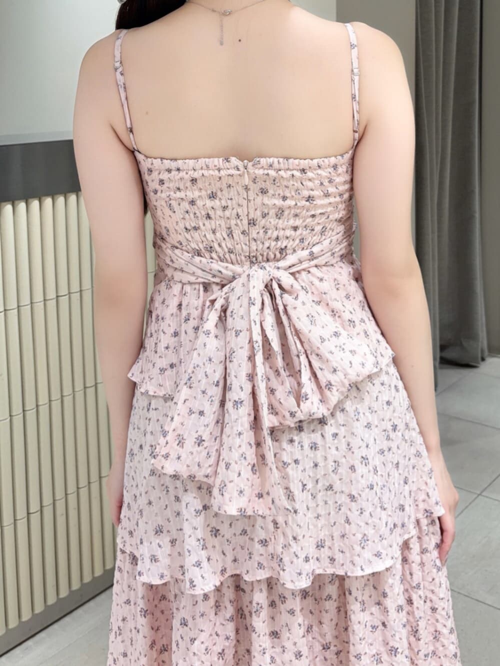 ピンク系のワンピース、ホワイト系のハンドバッグ、ホワイト系のサンダルを着用したレディースの夏コーディネートの5枚目の写真