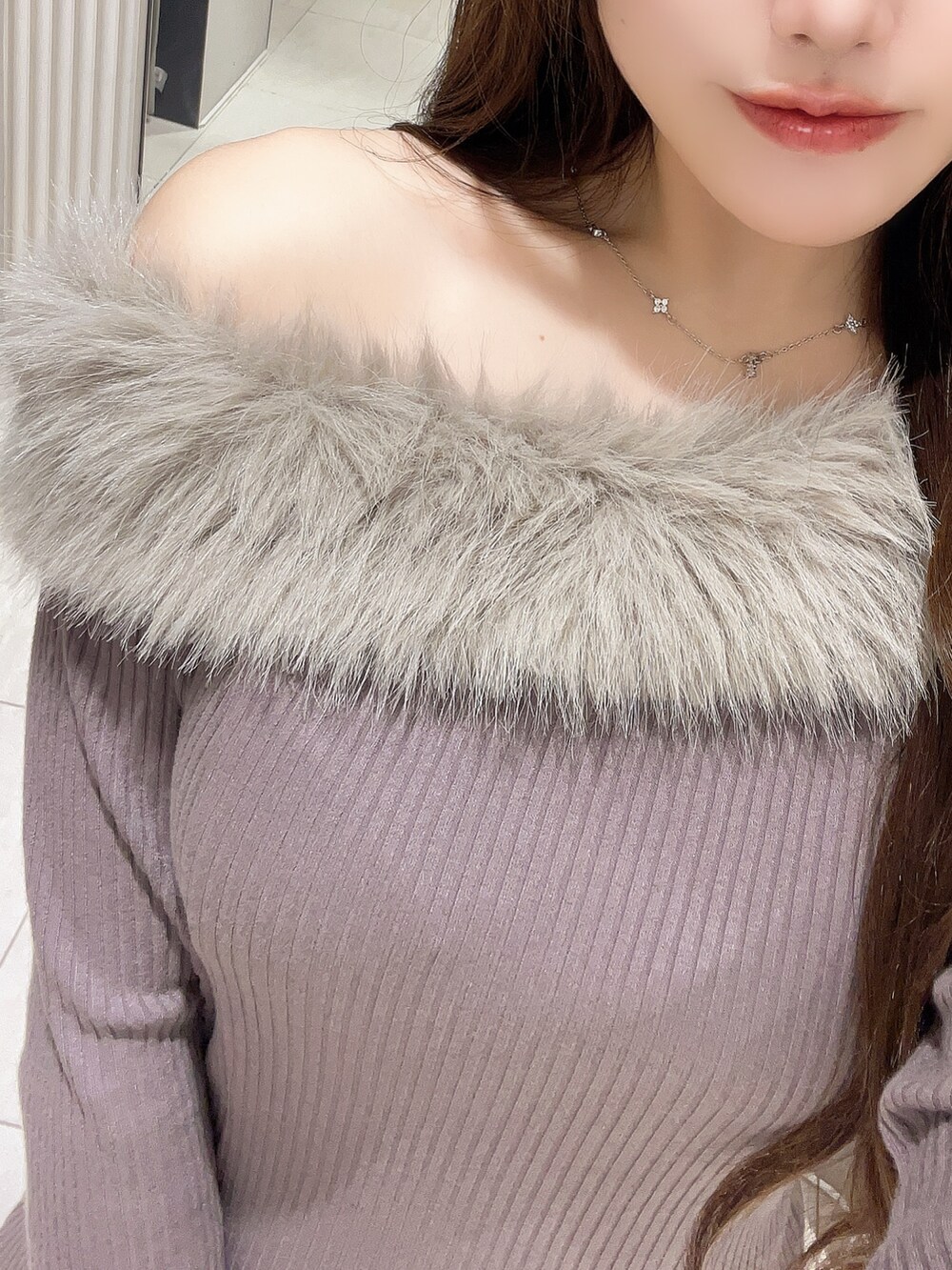 ブラウン系のワンピース、ブラック系のブーツを着用したレディースの秋コーディネートの5枚目の写真