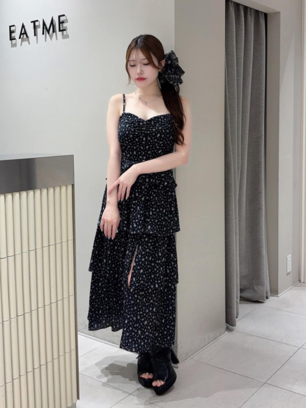 ブラック系のデニムジャケット、ブラック系のワンピース、ブラック系のサンダルを着用したレディースの夏コーディネートの2枚目の写真