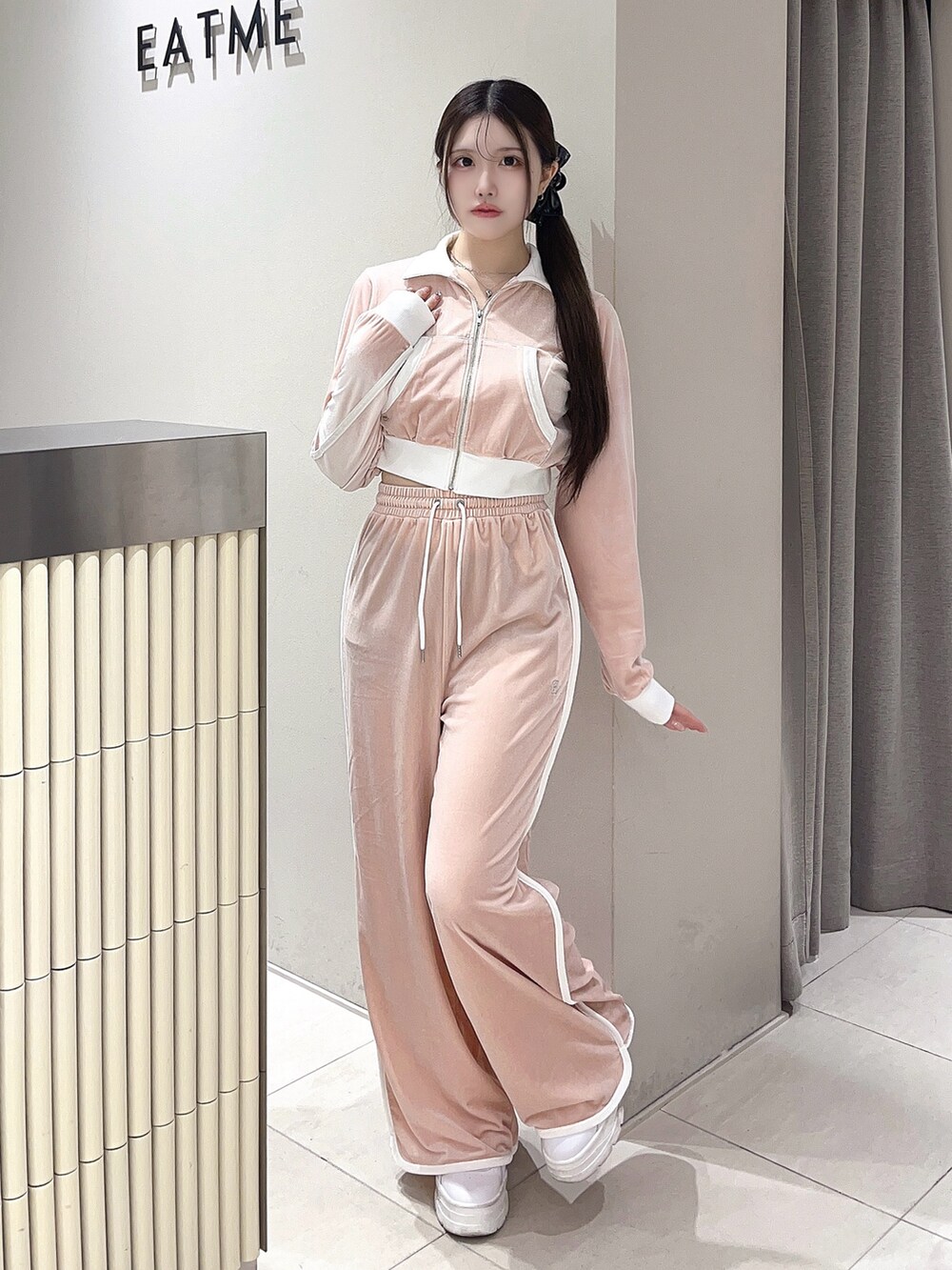 ピンク系のブルゾン、ピンク系のその他パンツ、ブラック系のバレッタ/ヘアクリップを着用したレディースの秋コーディネートの2枚目の写真