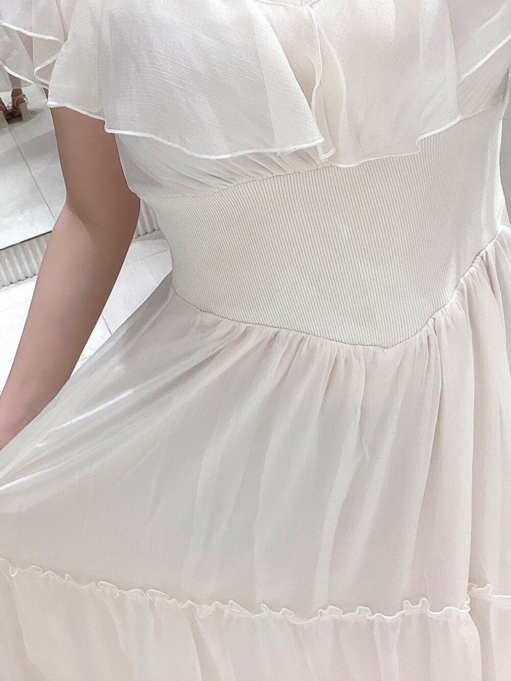 ホワイト系のワンピース、ホワイト系のサンダルを着用したレディースの夏コーディネートの5枚目の写真