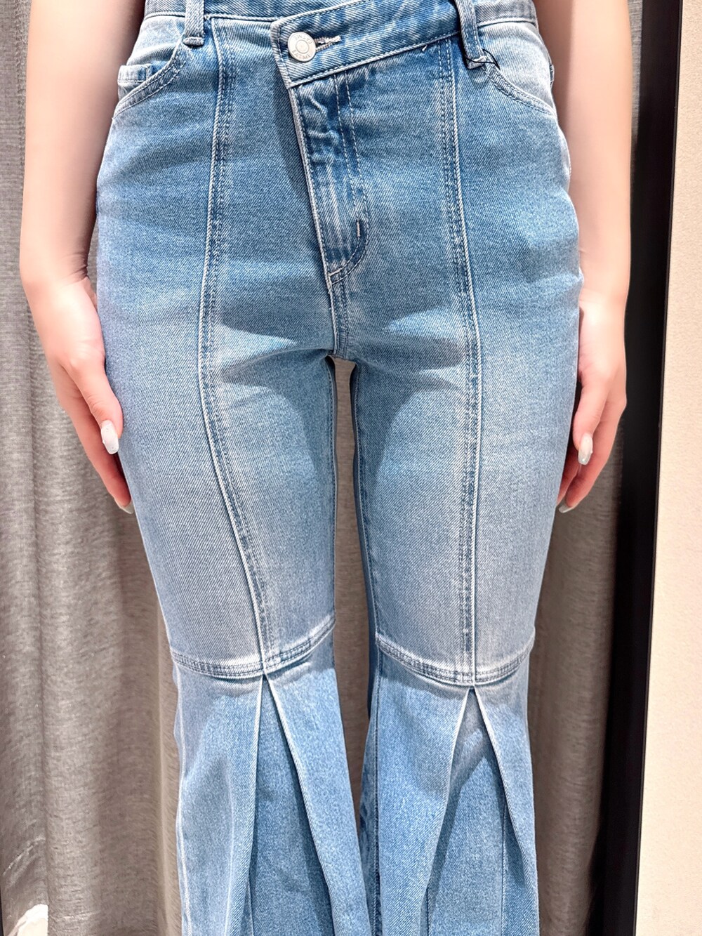 ブラック系のその他トップス、ブラック系のデニムパンツ、ブラック系のサンダルを着用したレディースの夏コーディネートの4枚目の写真