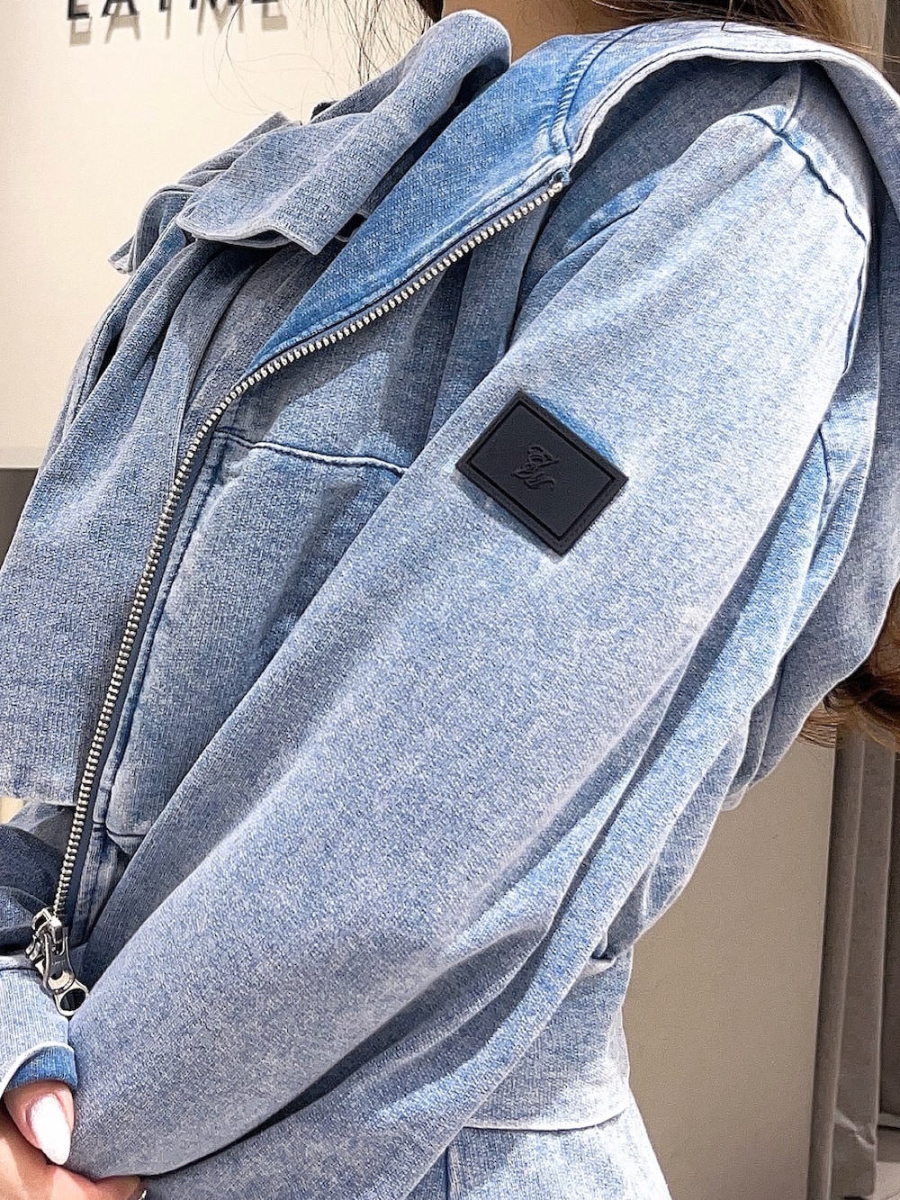 ブルー系のパーカー、ブルー系のワンピース、ブラック系のサンダルを着用したレディースの春コーディネートの5枚目の写真