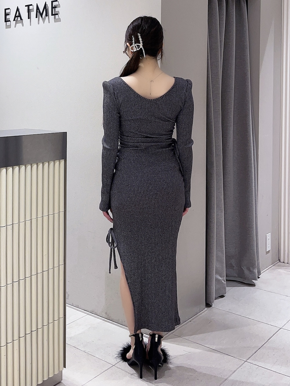 グレー系のワンピース、ブラック系のサンダルを着用したレディースの春コーディネートの3枚目の写真