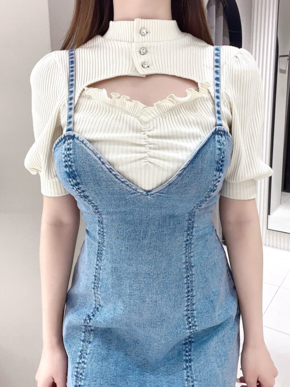 ホワイト系のTシャツ/カットソー、ブルー系のワンピース、ブラック系のサンダルを着用したレディースの夏コーディネートの5枚目の写真