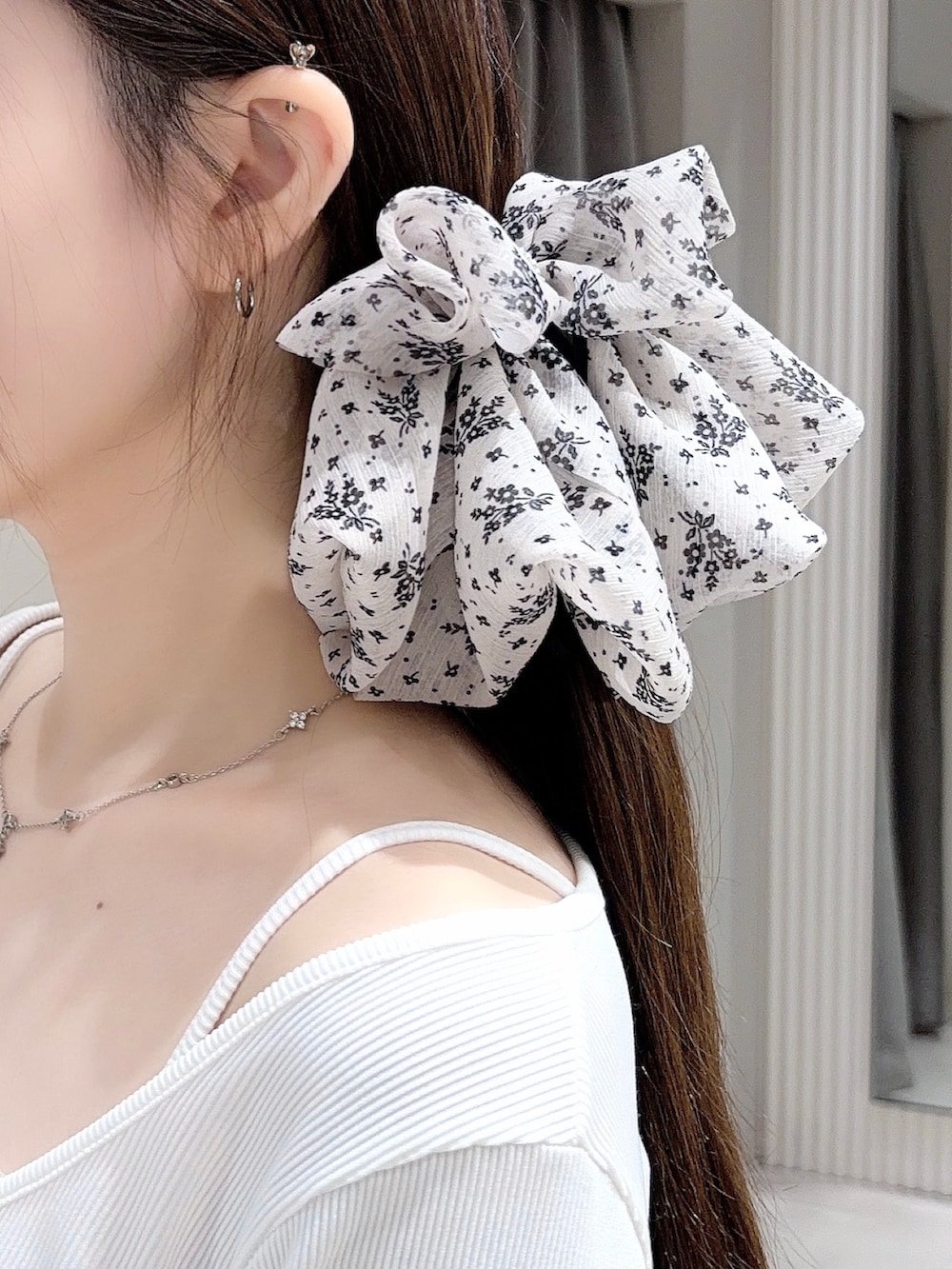 ホワイト系のTシャツ/カットソー、グレー系のスカート、ブラック系のサンダルを着用したレディースの春コーディネートの5枚目の写真