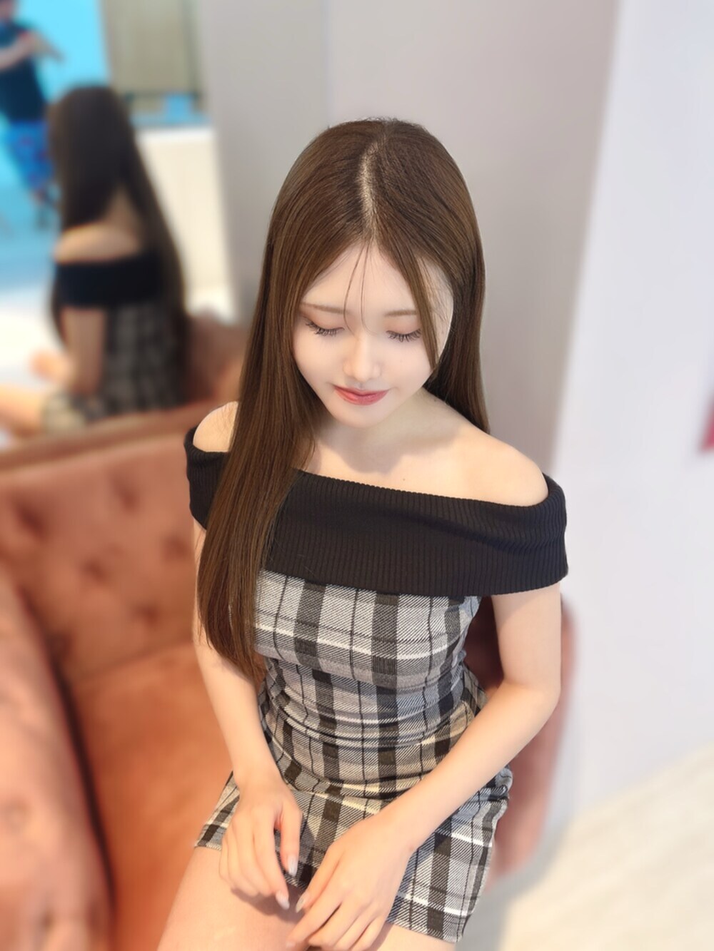 ブラック系のワンピース、ブラック系のブーツを着用したレディースの夏コーディネートの7枚目の写真