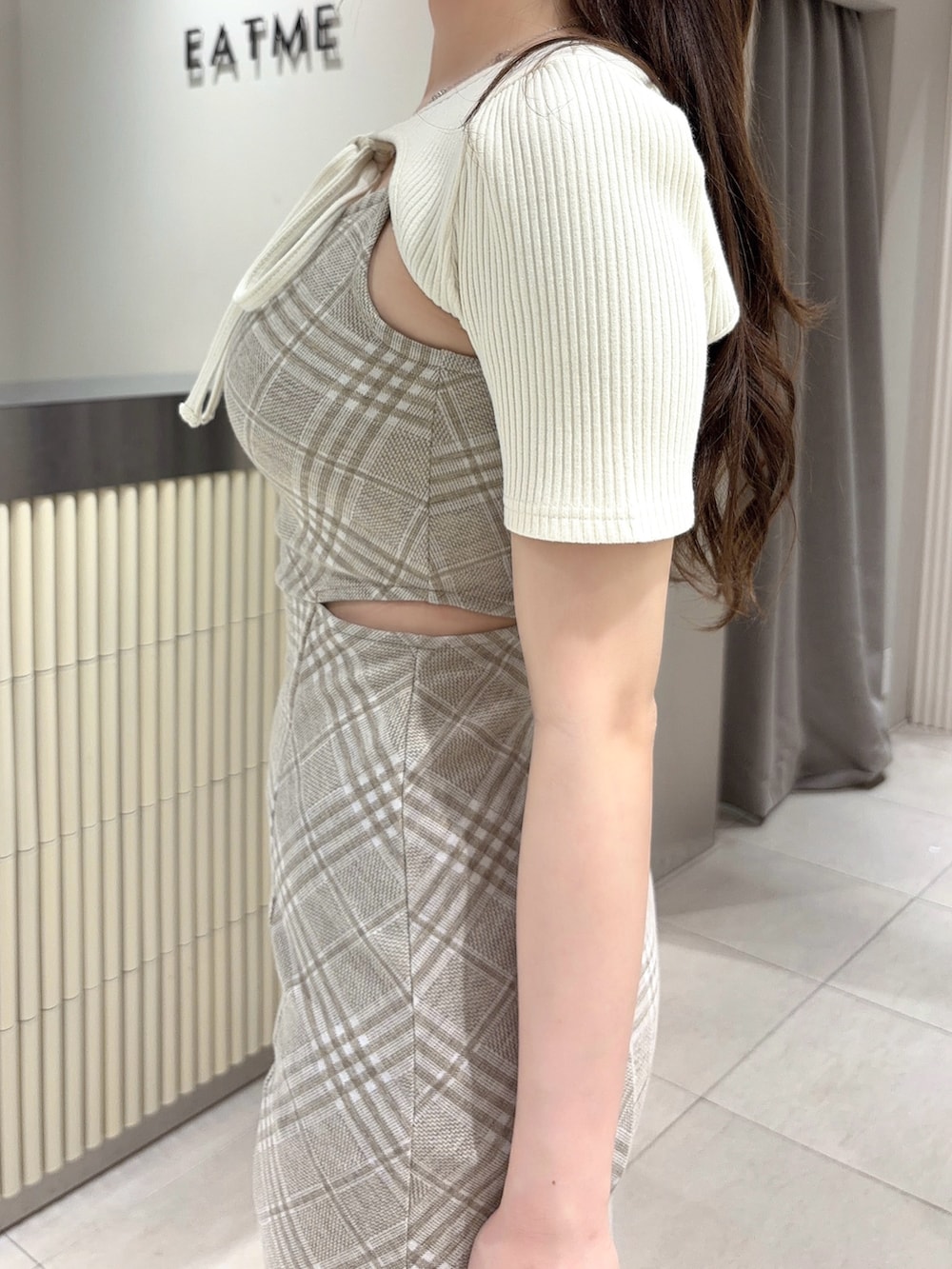 ホワイト系のワンピース、ブラック系のブーツを着用したレディースの春コーディネートの5枚目の写真