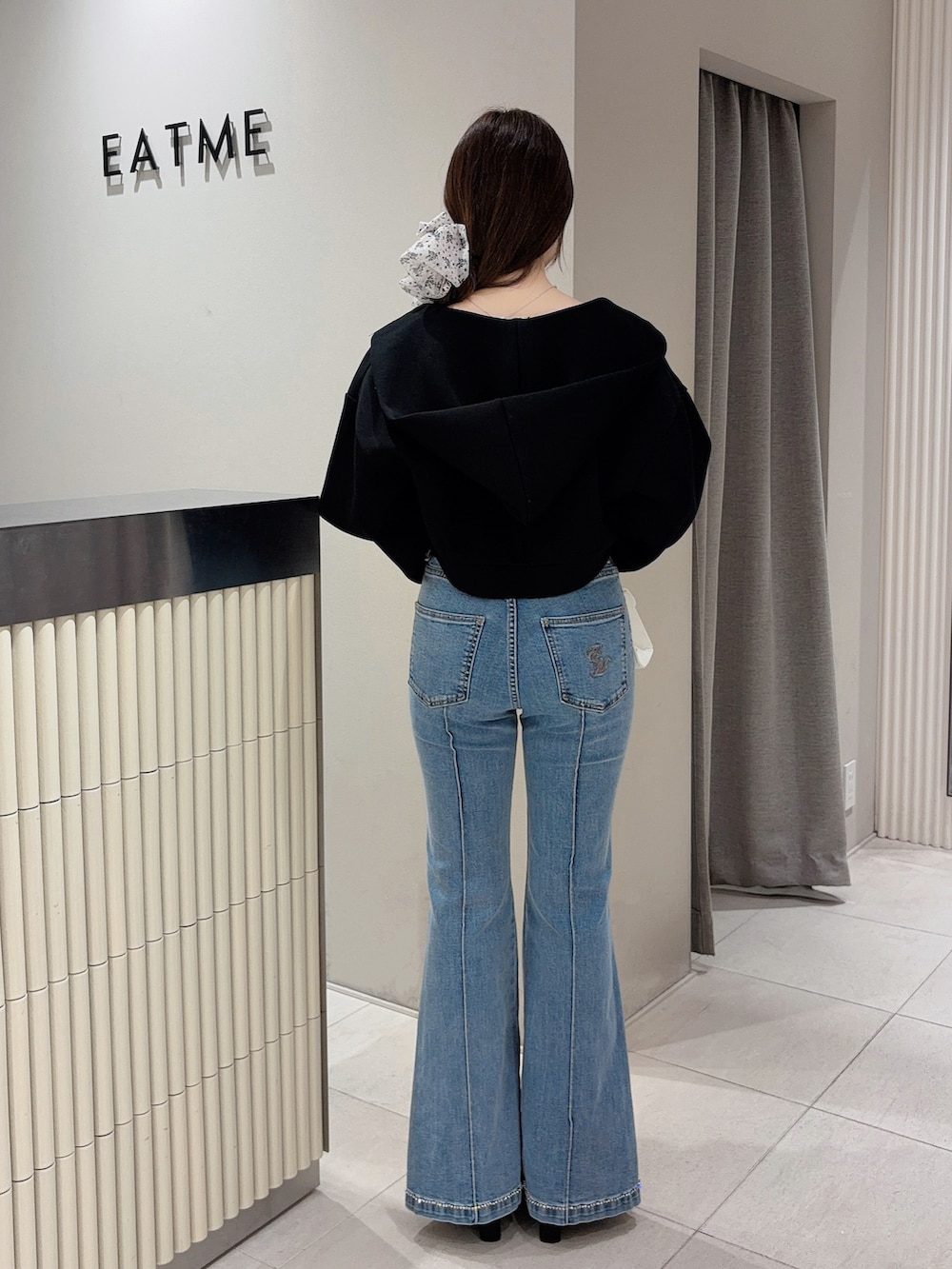 ブラック系のTシャツ/カットソー、ブラック系のパーカー、ホワイト系のハンドバッグを着用したレディースの春コーディネートの3枚目の写真