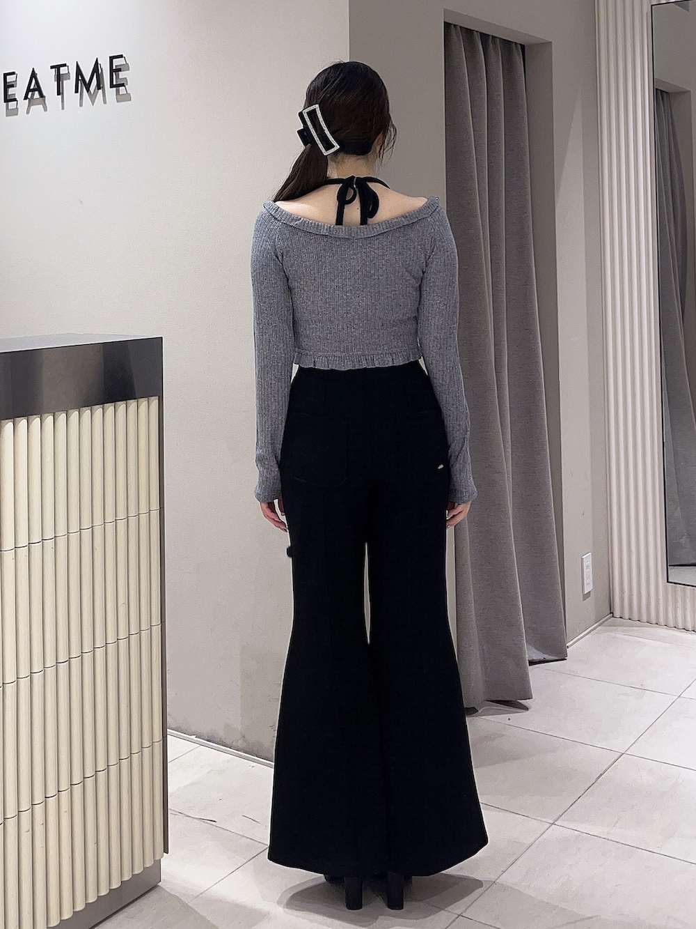 グレー系のTシャツ/カットソー、ブラック系のその他パンツ、ブラック系のブーツを着用したレディースの冬コーディネートの3枚目の写真