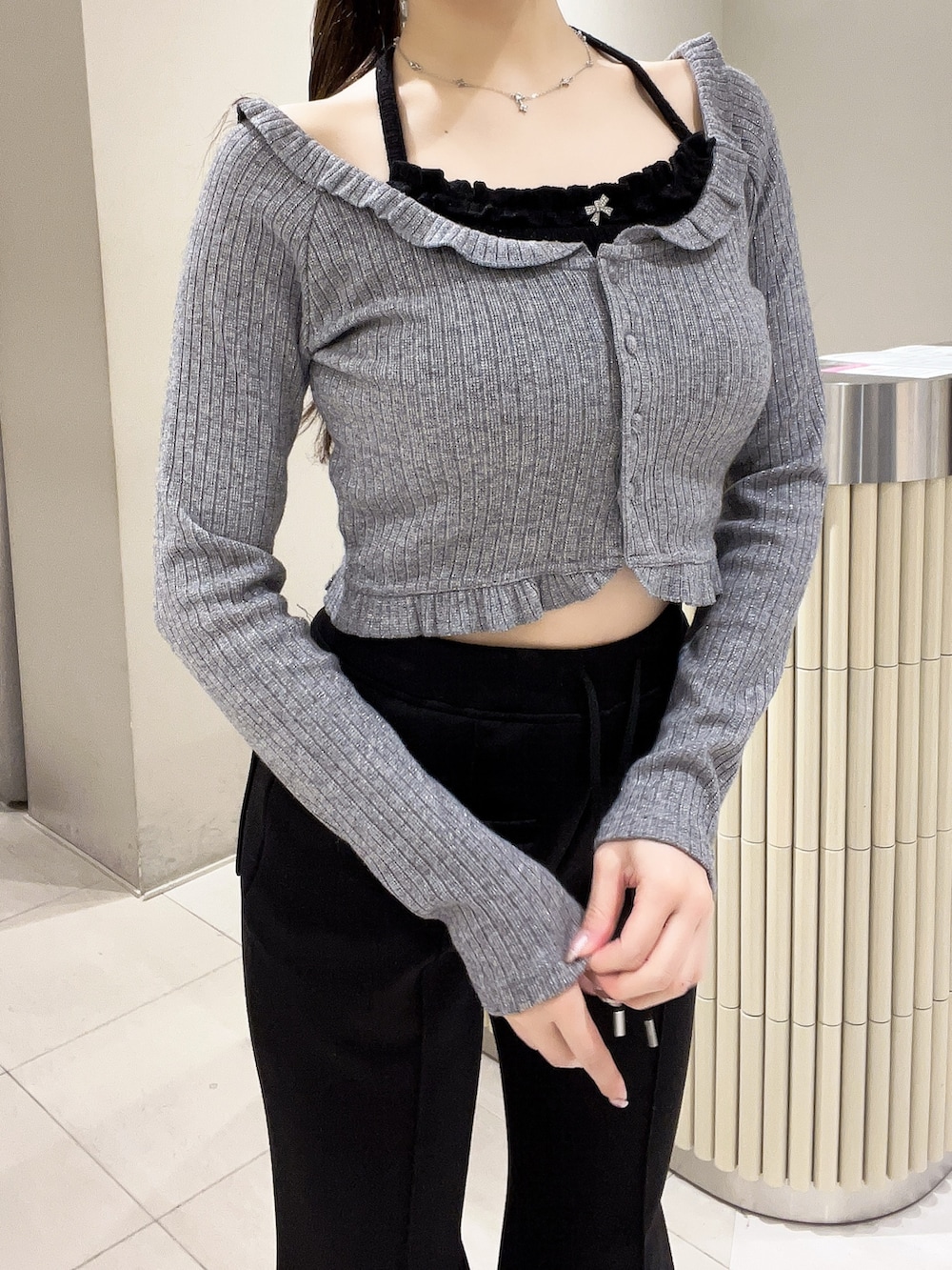 グレー系のTシャツ/カットソー、ブラック系のその他パンツ、ブラック系のブーツを着用したレディースの冬コーディネートの4枚目の写真