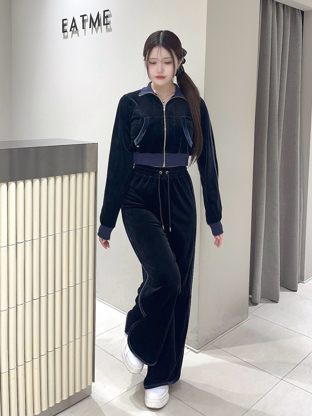 ブラック系のブルゾン、ブラック系のその他パンツ、ブラック系のバレッタ/ヘアクリップを着用したレディースの秋コーディネートの2枚目の写真