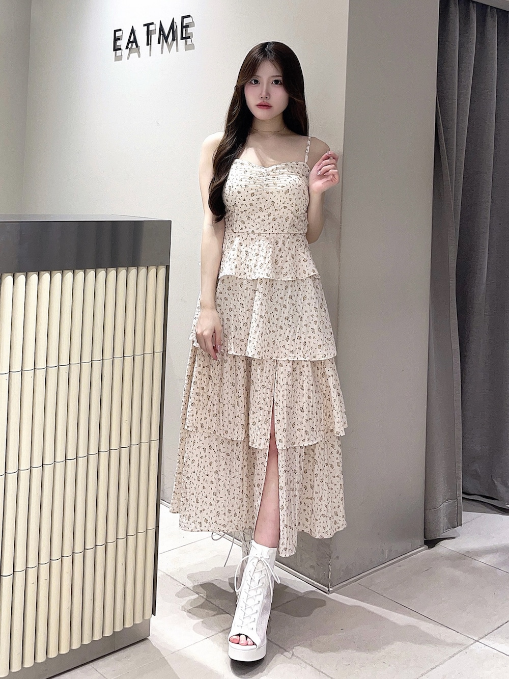 ホワイト系のTシャツ/カットソー、ホワイト系のワンピース、ホワイト系のブーツを着用したレディースの春コーディネートの6枚目の写真