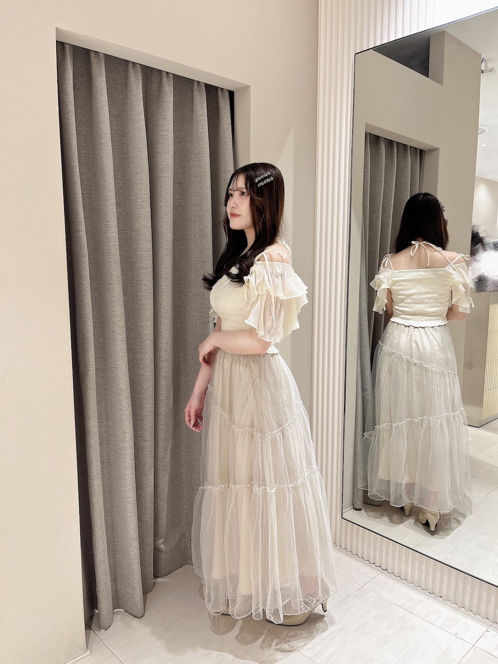 ホワイト系のTシャツ/カットソー、ベージュ系のスカート、ベージュ系のパンプスを着用したレディースの夏コーディネートの2枚目の写真