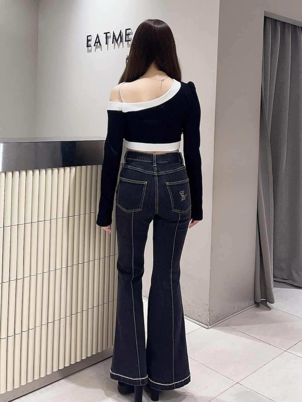 ブラック系のTシャツ/カットソー、ブラック系のデニムパンツ、ブラック系のブーツを着用したレディースの春コーディネートの3枚目の写真