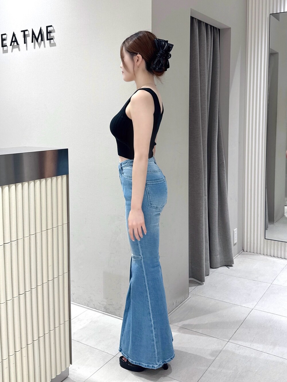 ブラック系のその他トップス、ブラック系のデニムパンツ、ブラック系のサンダルを着用したレディースの夏コーディネートの2枚目の写真