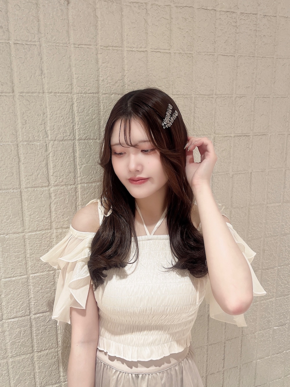 ホワイト系のTシャツ/カットソー、ベージュ系のスカート、ベージュ系のパンプスを着用したレディースの夏コーディネートの4枚目の写真