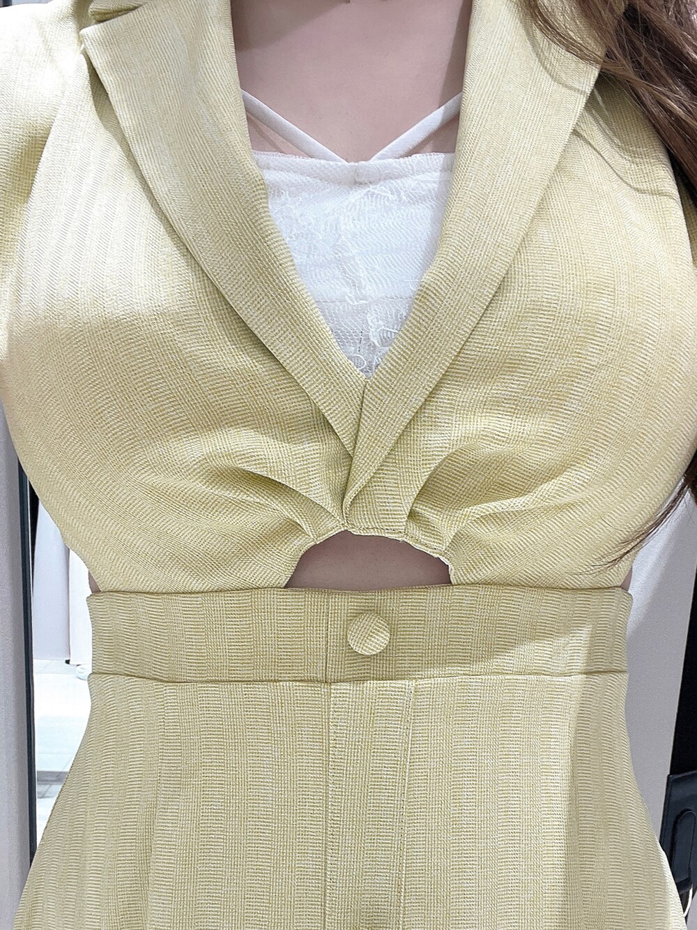 イエロー系のワンピース、ホワイト系のサンダル、ホワイト系のその他アンダーウェア/インナーを着用したレディースの夏コーディネートの5枚目の写真